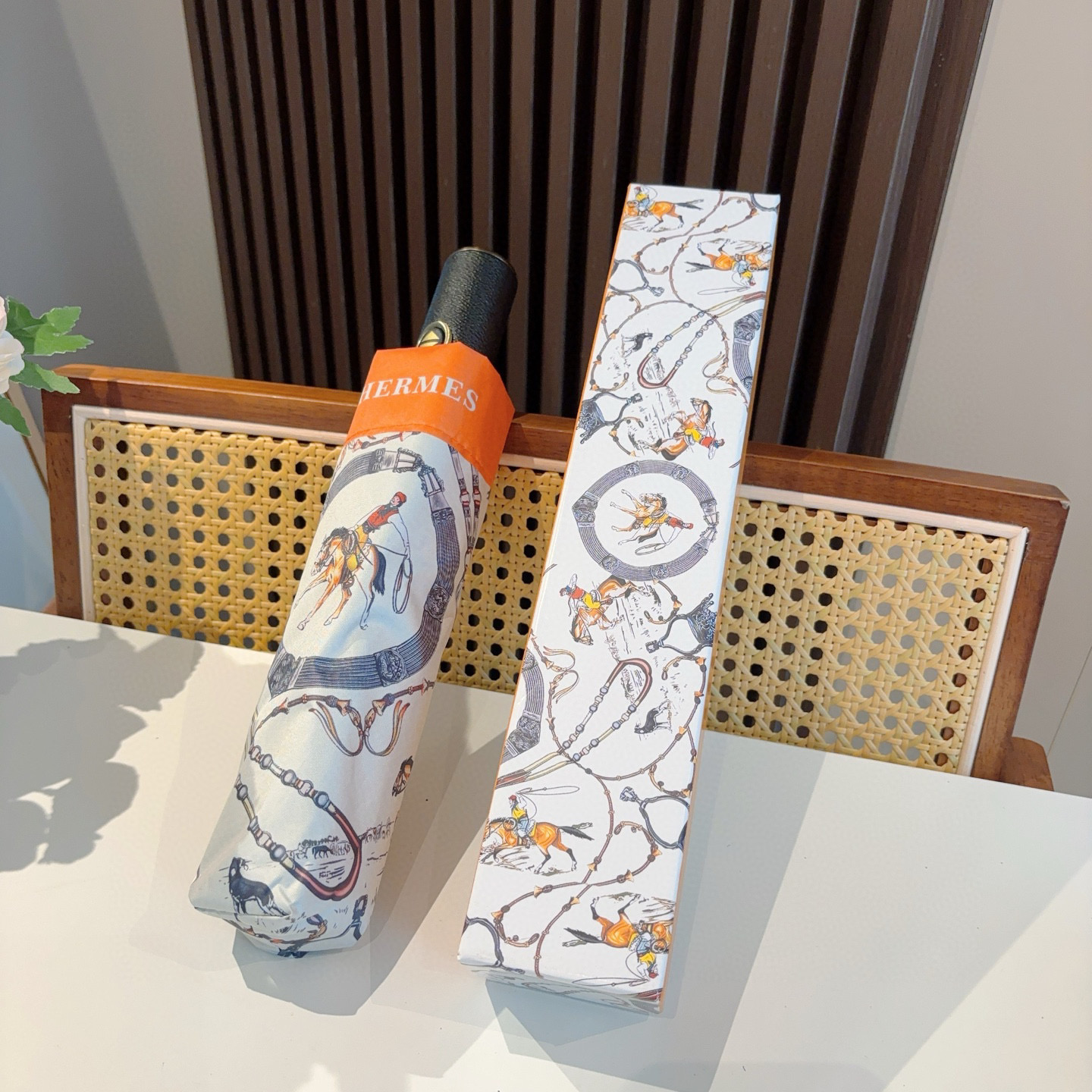 爱马仕（Hermès）   新款 极品H家三折自动伞重磅呈现 以其精湛的工艺技术和源源不断的想像力 新涂