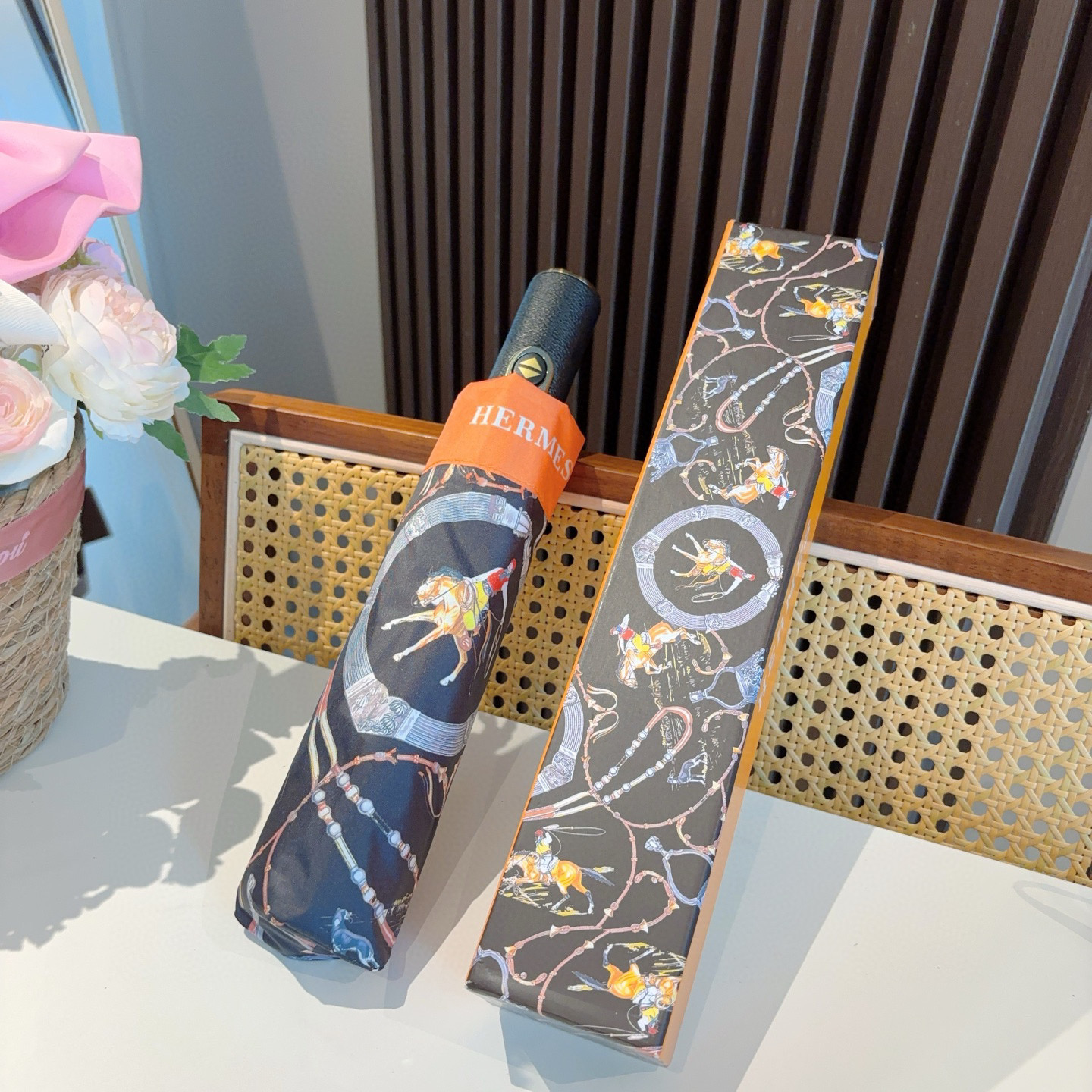 爱马仕（Hermès）   新款 极品H家三折自动伞重磅呈现 以其精湛的工艺技术和源源不断的想像力 新涂