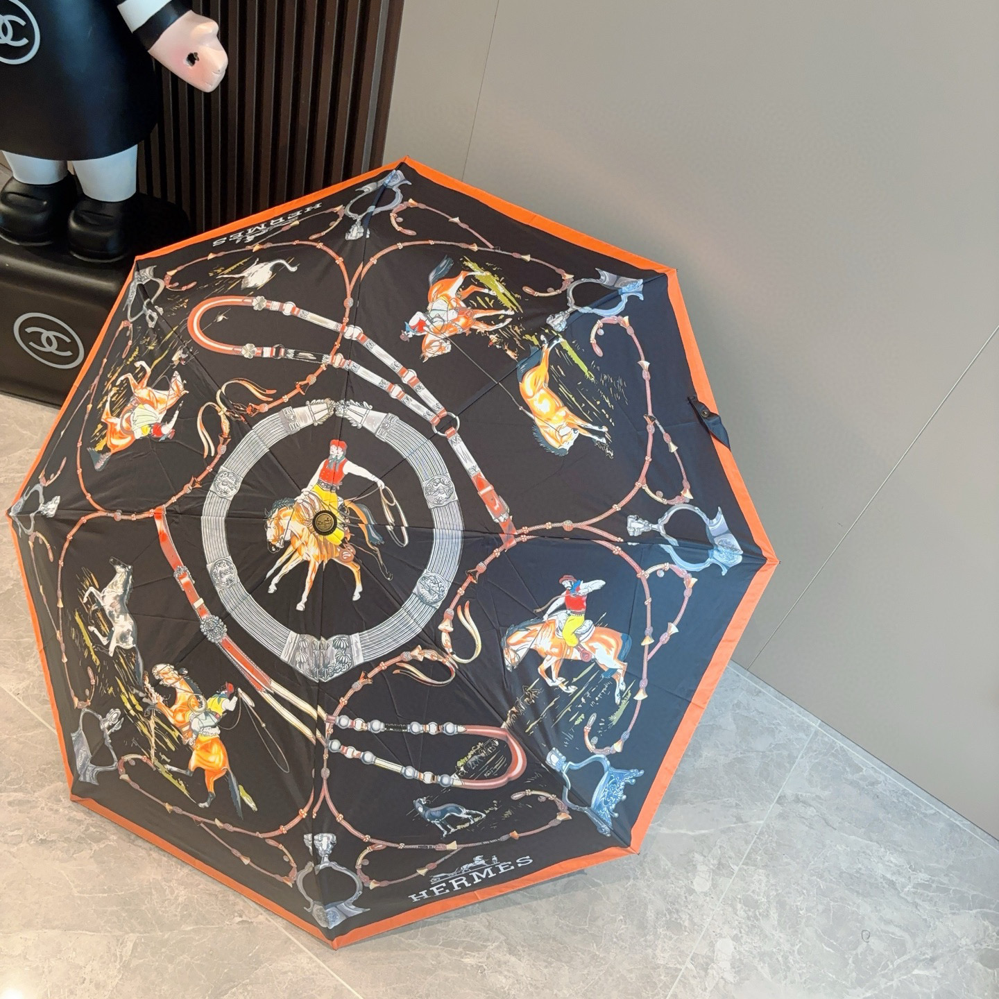 爱马仕（Hermès）   新款 极品H家三折自动伞重磅呈现 以其精湛的工艺技术和源源不断的想像力 新涂