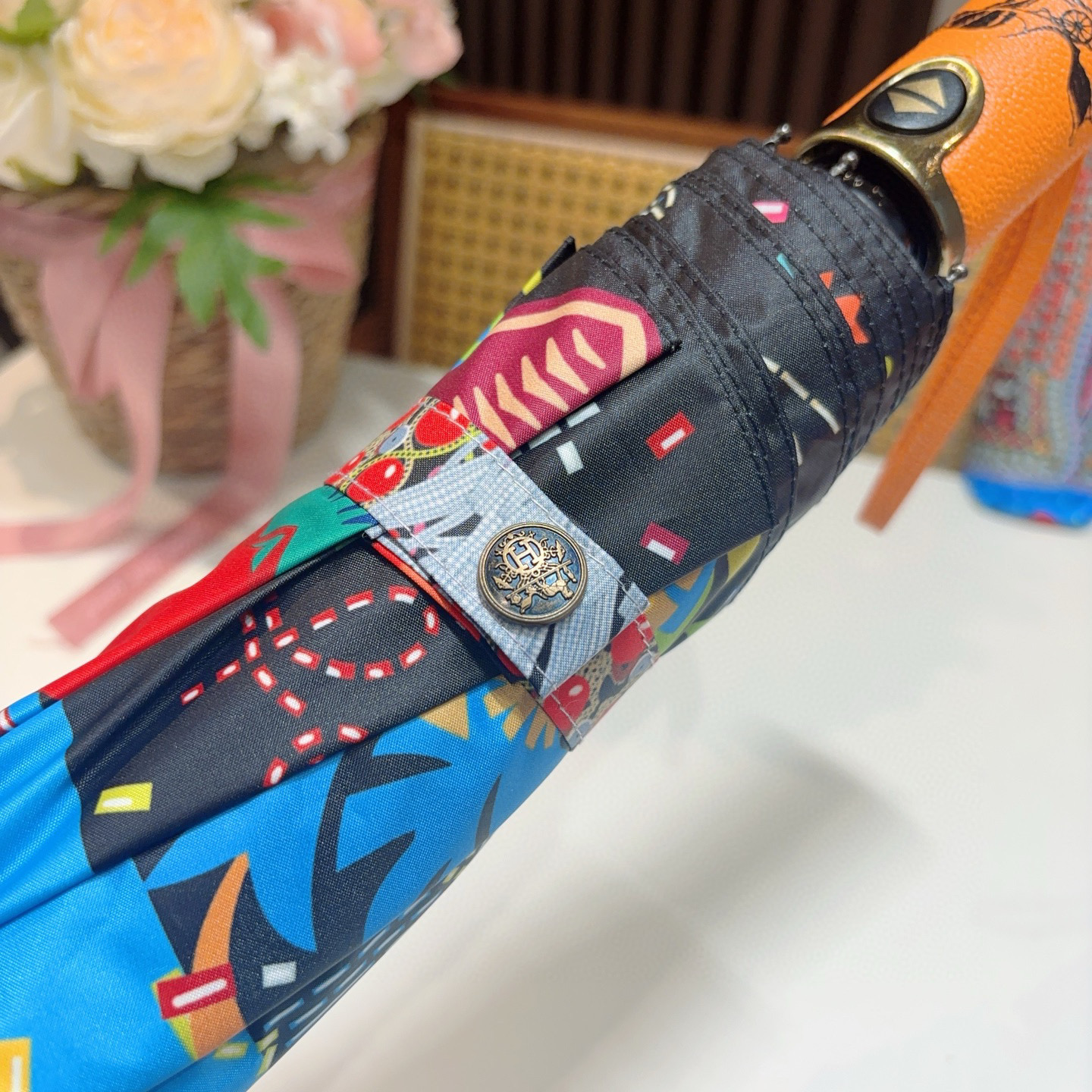 爱马仕（Hermès）   新款 极品H家三折自动伞重磅呈现 以其精湛的工艺技术和源源不断的想像力 新涂