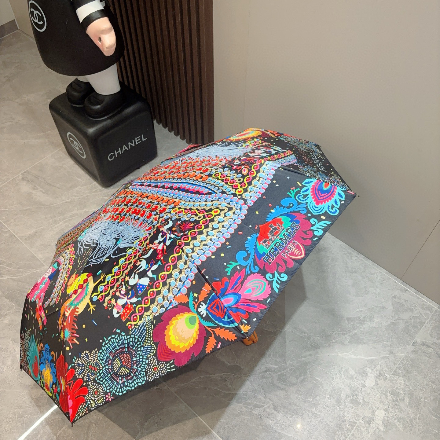 爱马仕（Hermès）   新款 极品H家三折自动伞重磅呈现 以其精湛的工艺技术和源源不断的想像力 新涂