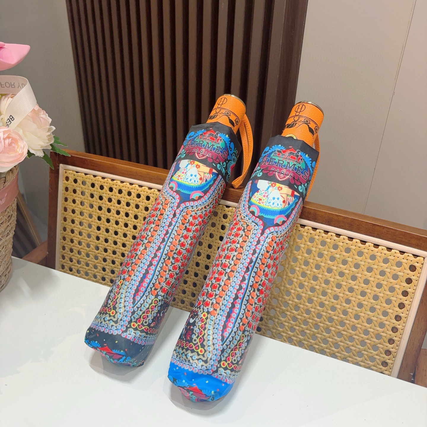 爱马仕（Hermès）   新款 极品H家三折自动伞重磅呈现 以其精湛的工艺技术和源源不断的想像力 新涂