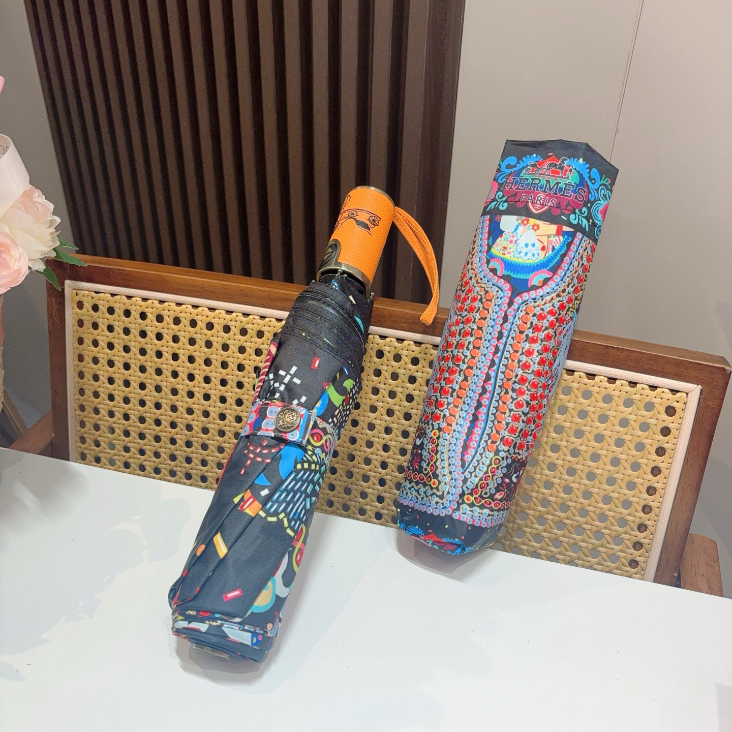 爱马仕（Hermès）   新款 极品H家三折自动伞重磅呈现 以其精湛的工艺技术和源源不断的想像力 新涂