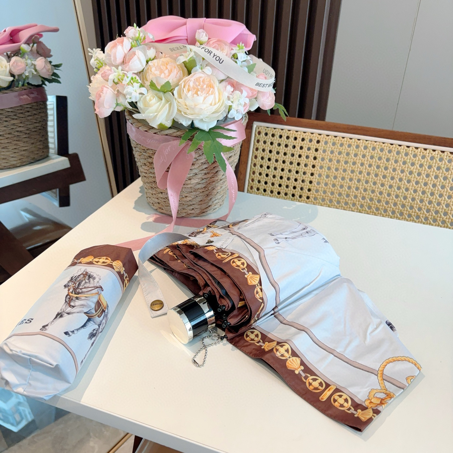 HERMÈS (爱马仕)新款 五折伞 热卖款 时尚指数爆表 不论晴天雨天使用都相得益彰 拥有它感受风从身