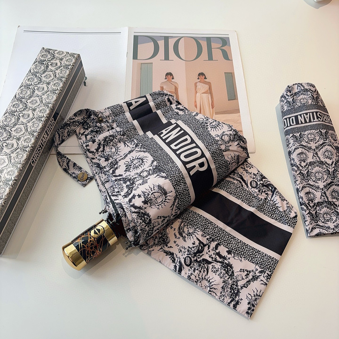  DIOR（迪奥）三折自动折叠晴雨伞  时尚原单代工品质 细节精致 看得见的品质 打破一成不变 色泽纯正