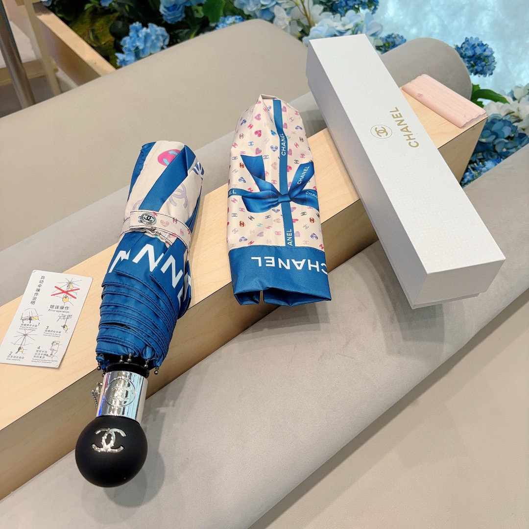  CHANEL（香奈儿）三折自动折叠晴雨伞 集合香奈儿灵魂LOGO为一体的设计风格高雅奢华 带在身上带来