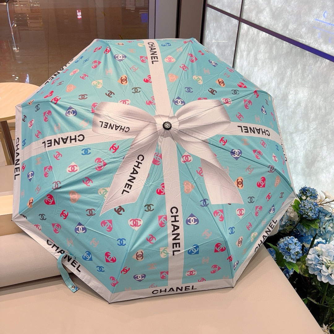  CHANEL（香奈儿）三折自动折叠晴雨伞 集合香奈儿灵魂LOGO为一体的设计风格高雅奢华 带在身上带来
