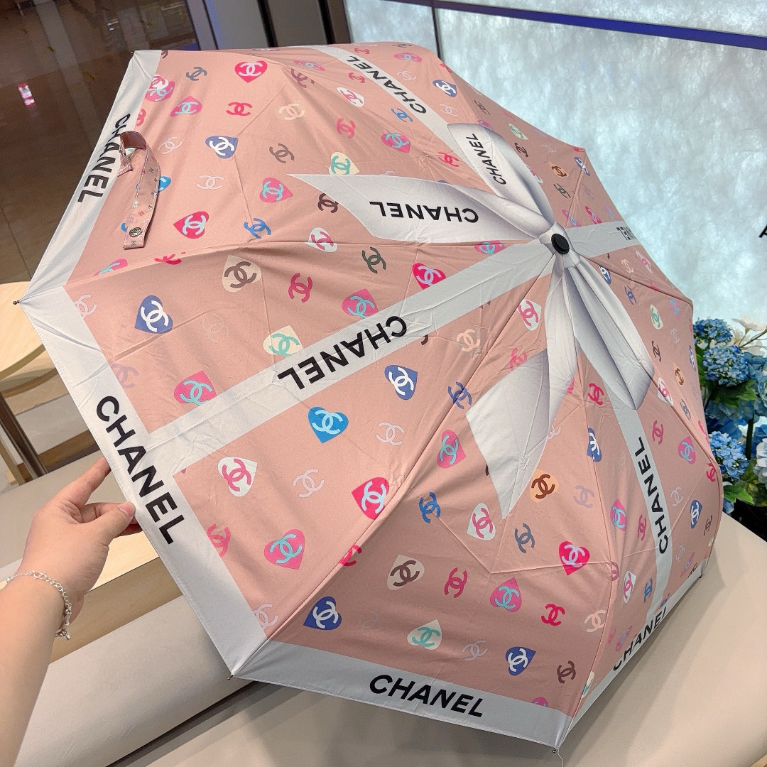 CHANEL（香奈儿）三折自动折叠晴雨伞 集合香奈儿灵魂LOGO为一体的设计风格高雅奢华 带在身上带来