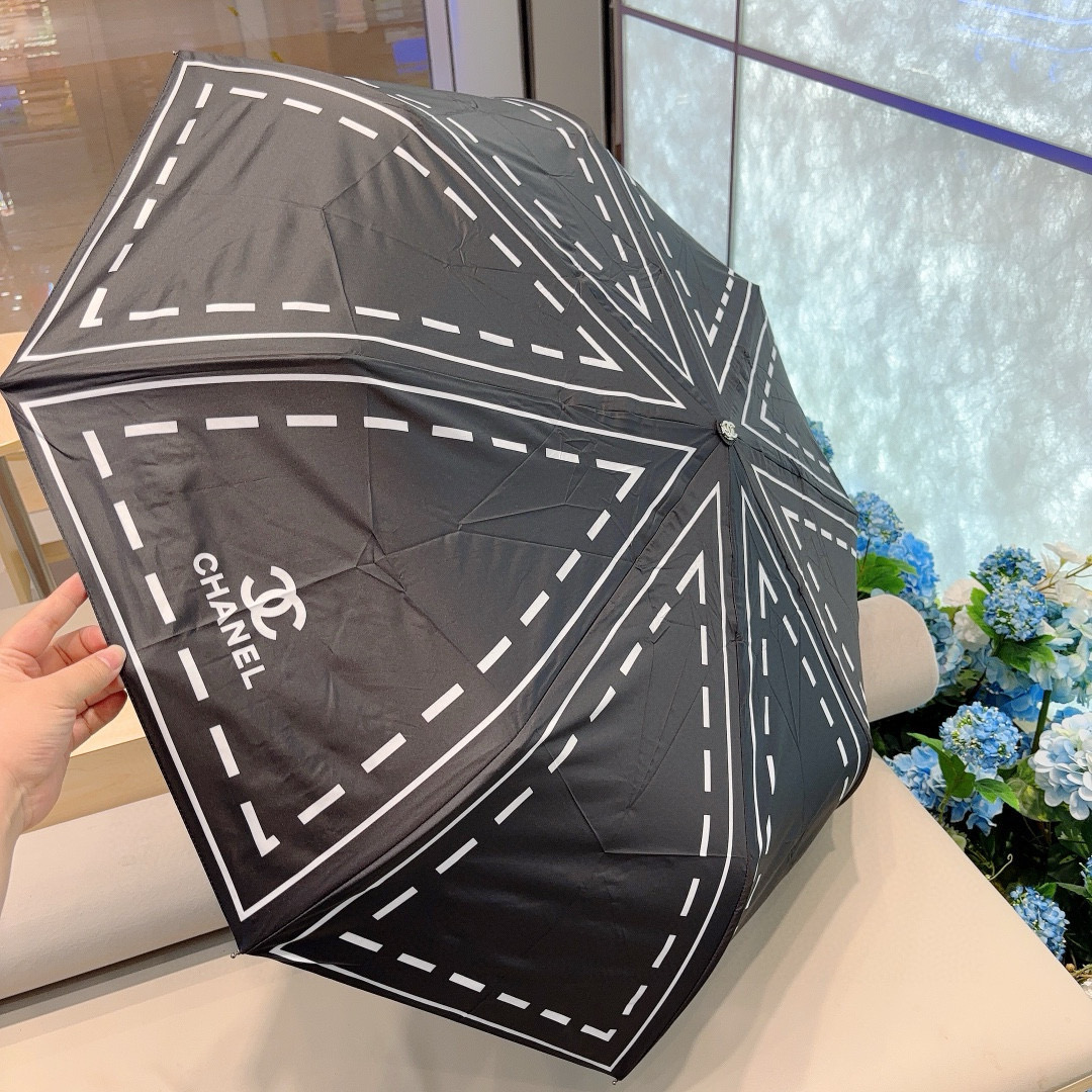  CHANEL（香奈儿）三折自动折叠晴雨伞 集合香奈儿灵魂LOGO为一体的设计风格高雅奢华 带在身上带来