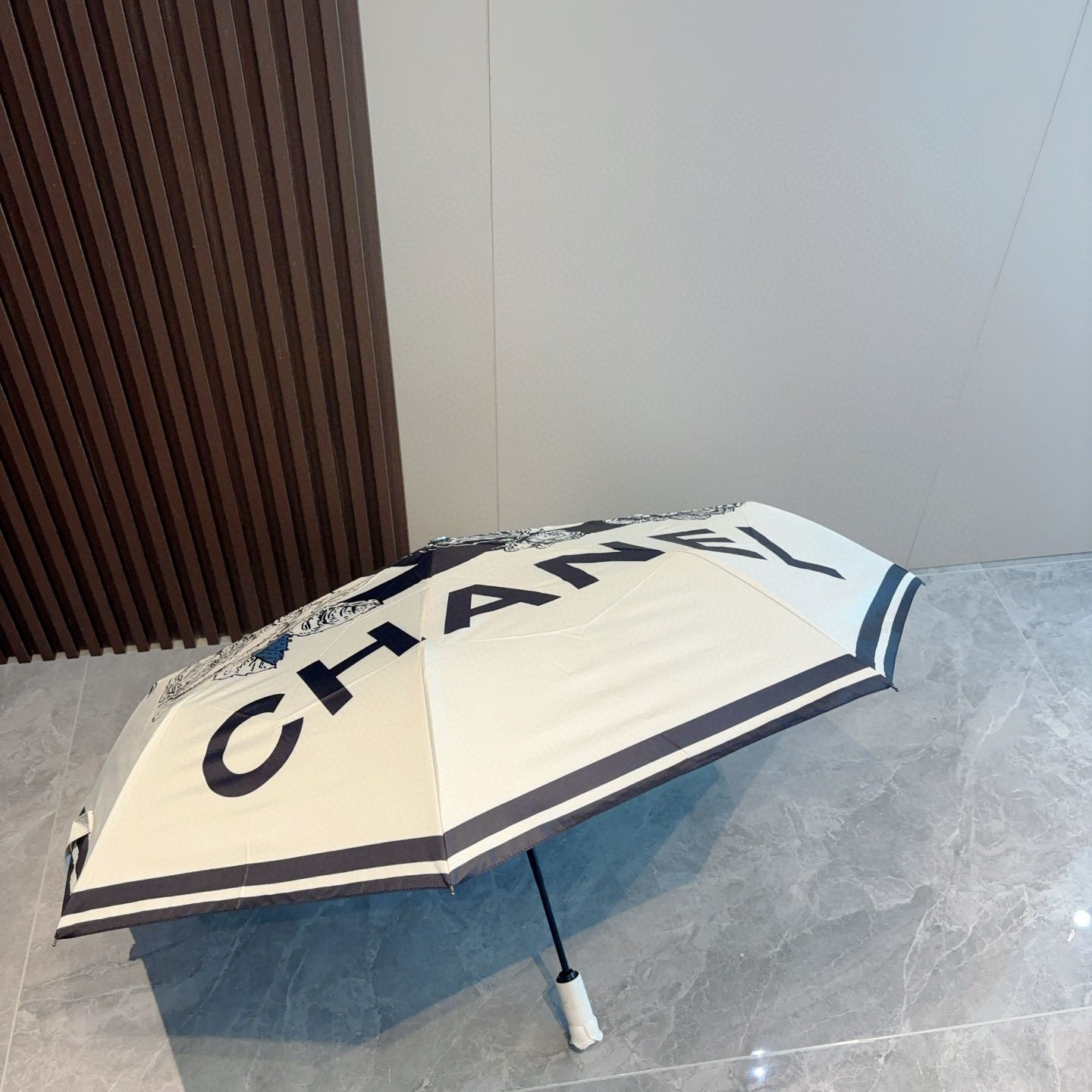  CHANEL（香奈儿）三折自动折叠晴雨伞 集合香奈儿灵魂LOGO为一体的设计风格高雅奢华 带在身上带来