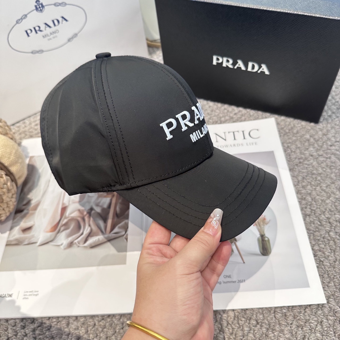  普拉达 刺绣字母棒球帽
设计感超强，让人耳目一新
头型非常好，可以修饰各种头型，实力百搭款