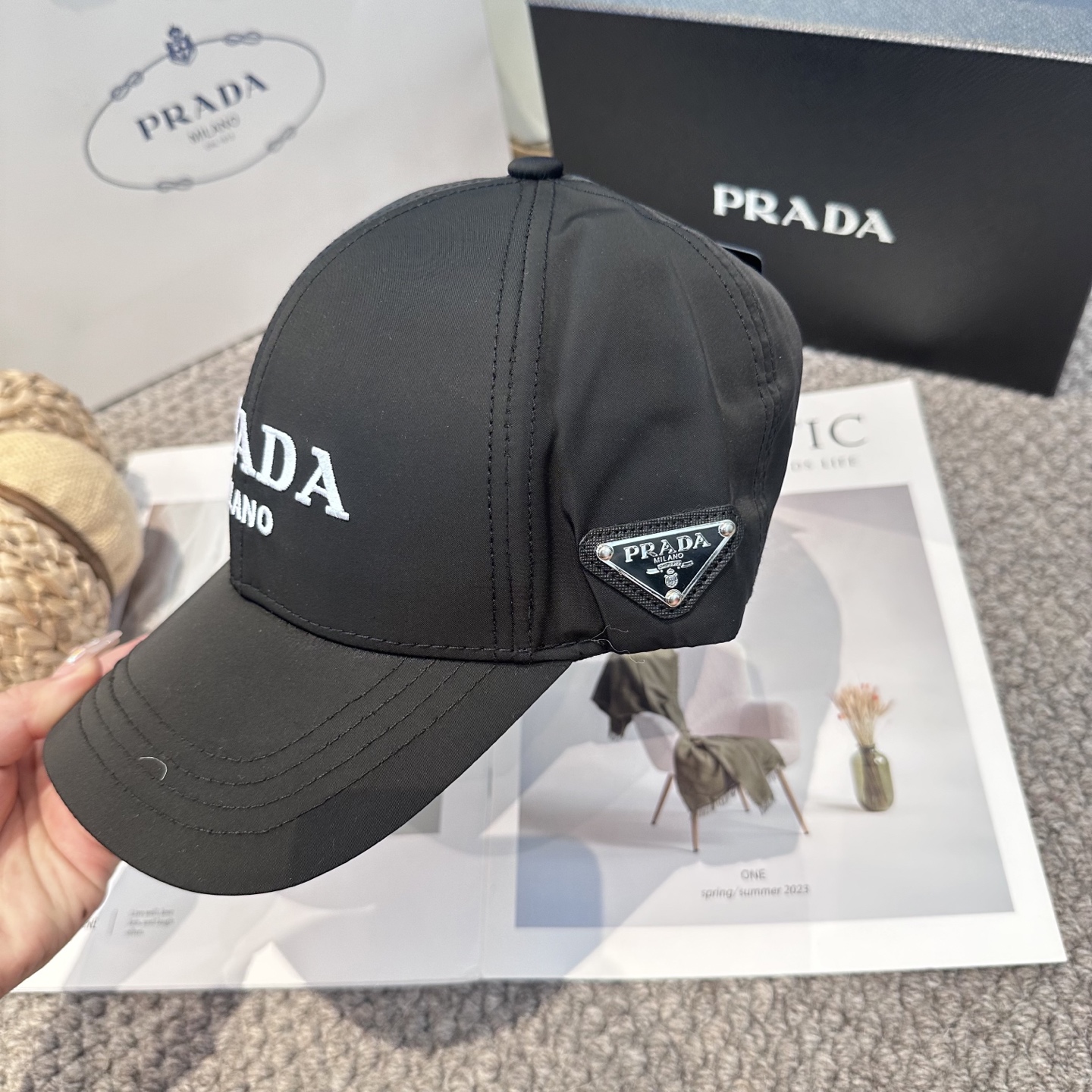  普拉达 刺绣字母棒球帽
设计感超强，让人耳目一新
头型非常好，可以修饰各种头型，实力百搭款