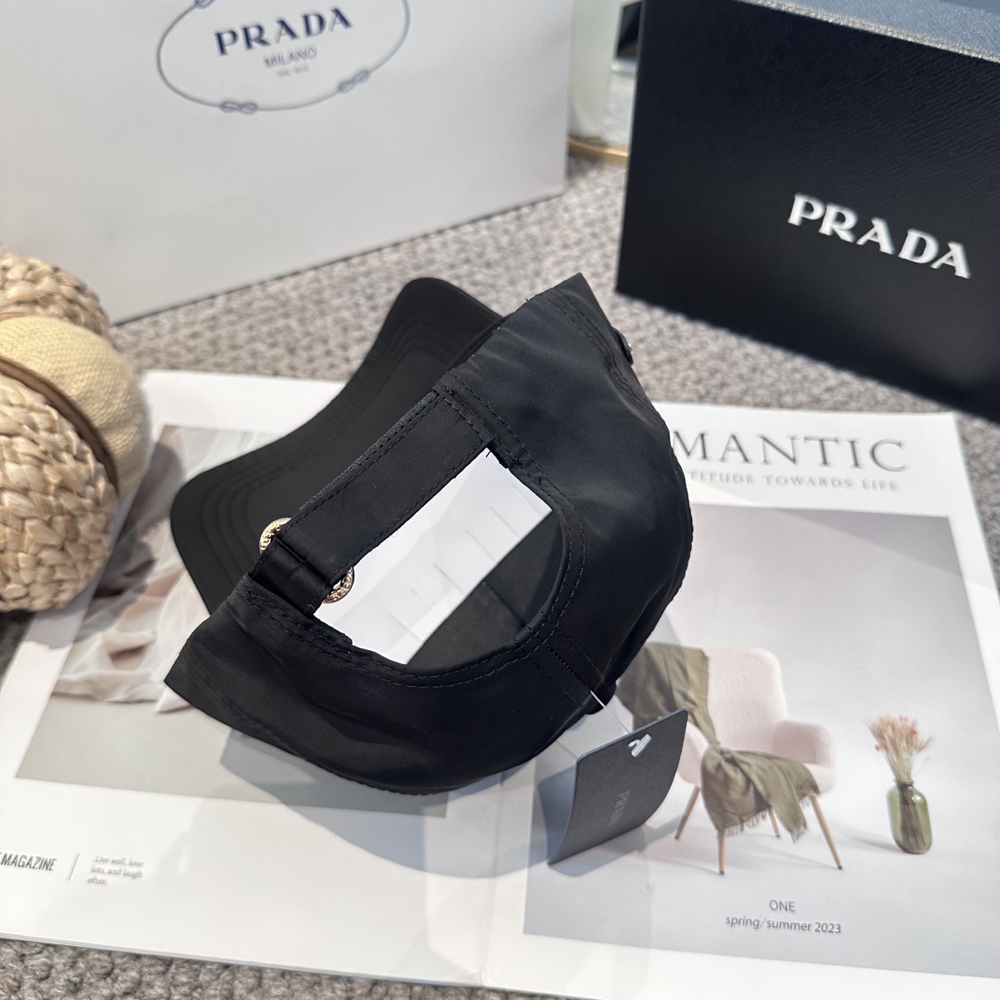  普拉达 刺绣字母棒球帽
设计感超强，让人耳目一新
头型非常好，可以修饰各种头型，实力百搭款