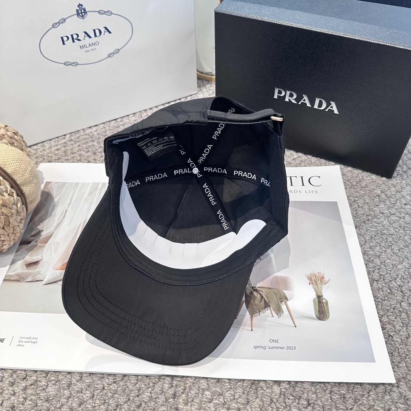  普拉达 刺绣字母棒球帽
设计感超强，让人耳目一新
头型非常好，可以修饰各种头型，实力百搭款