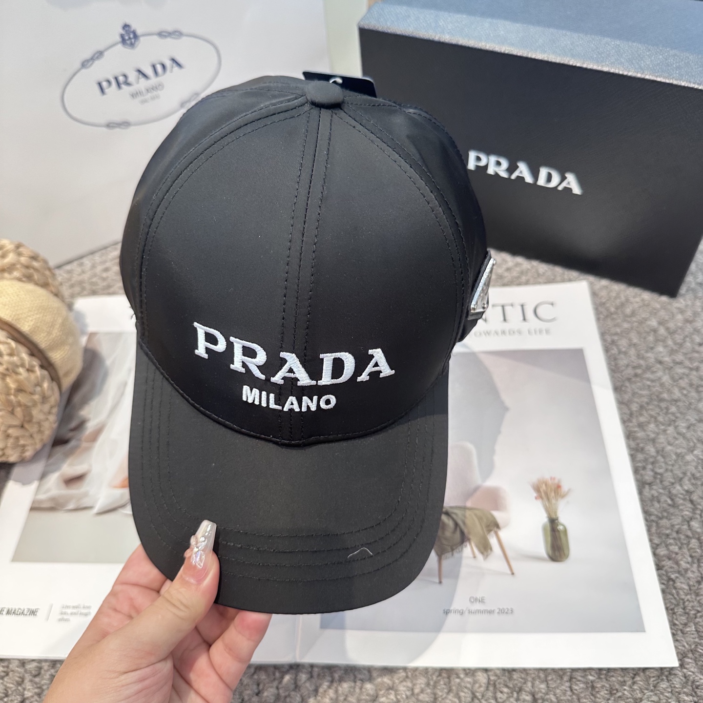  普拉达 刺绣字母棒球帽
设计感超强，让人耳目一新
头型非常好，可以修饰各种头型，实力百搭款