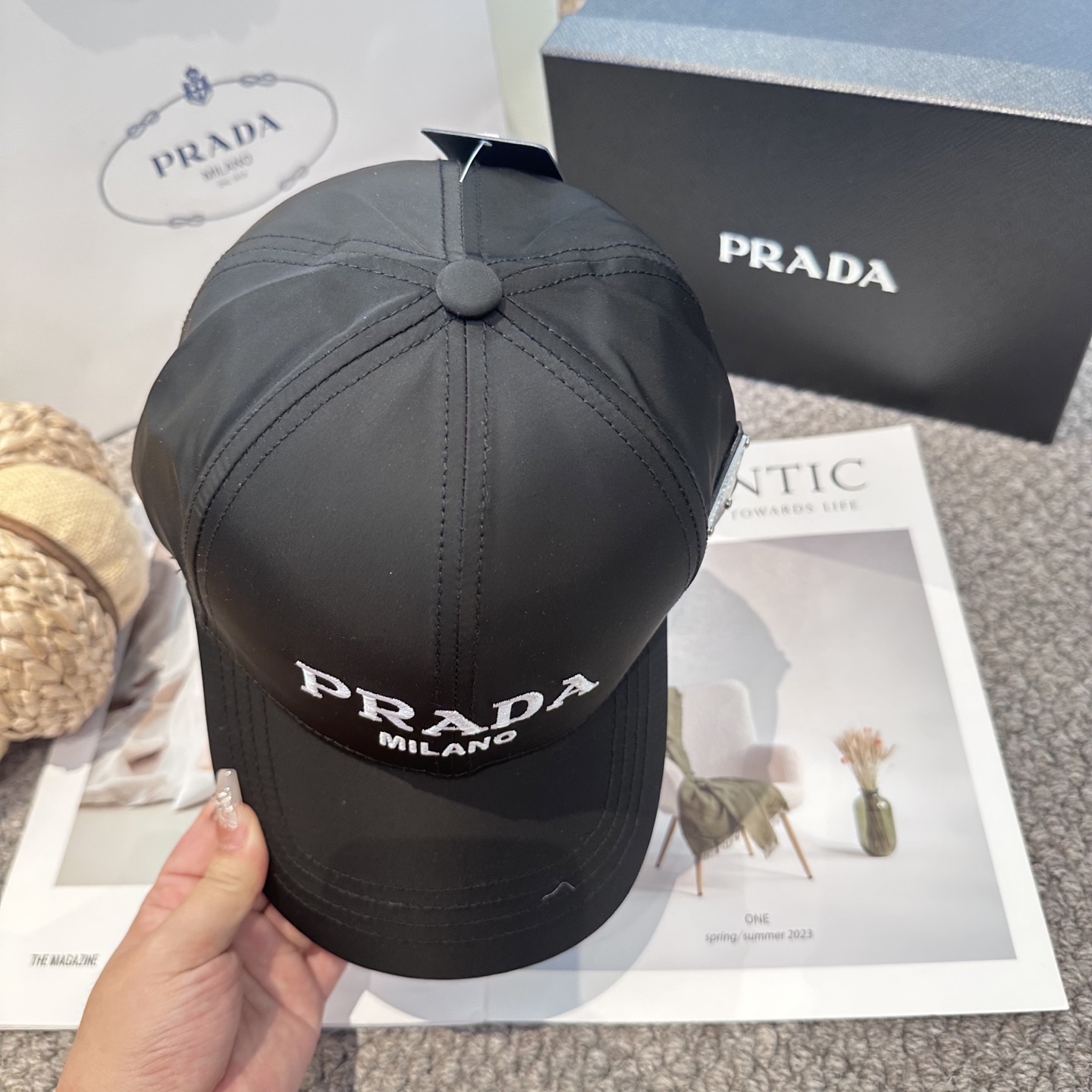  普拉达 刺绣字母棒球帽
设计感超强，让人耳目一新
头型非常好，可以修饰各种头型，实力百搭款