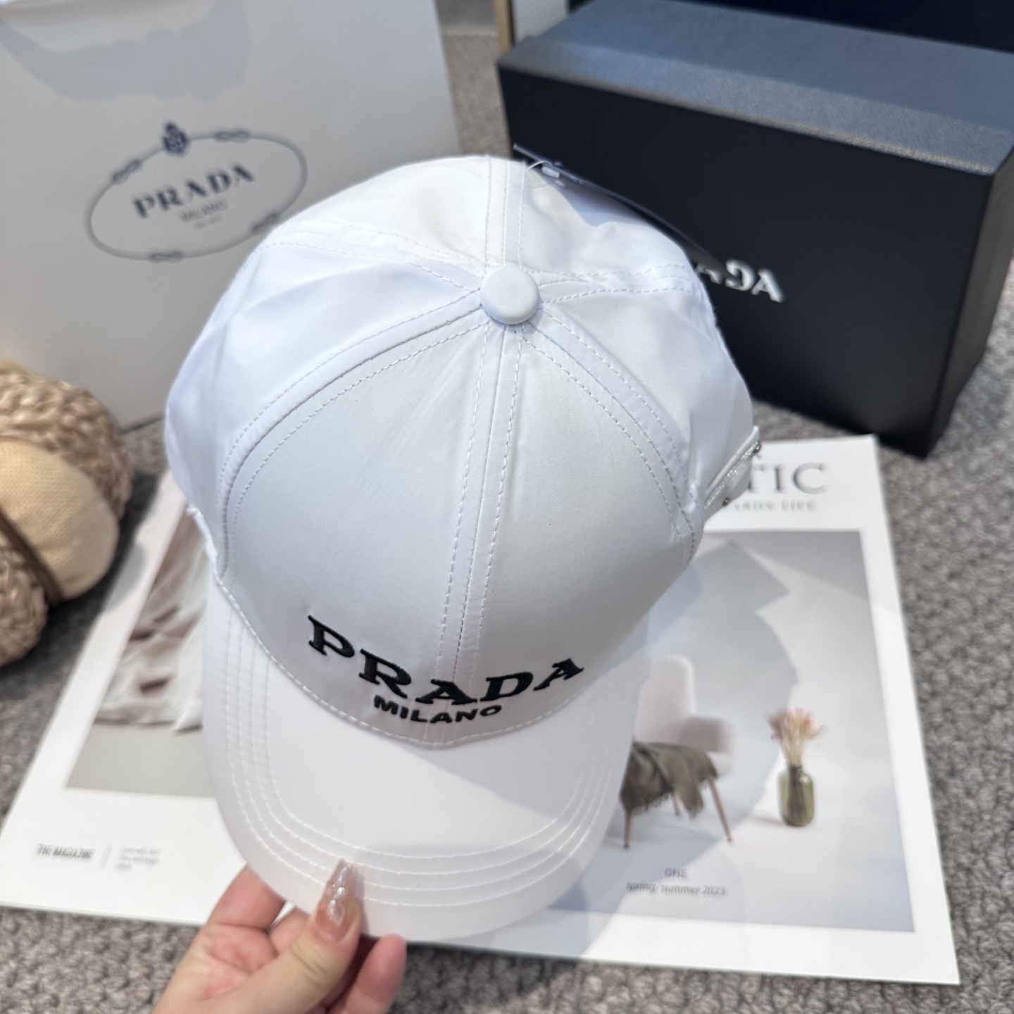  普拉达 刺绣字母棒球帽
设计感超强，让人耳目一新
头型非常好，可以修饰各种头型，实力百搭款