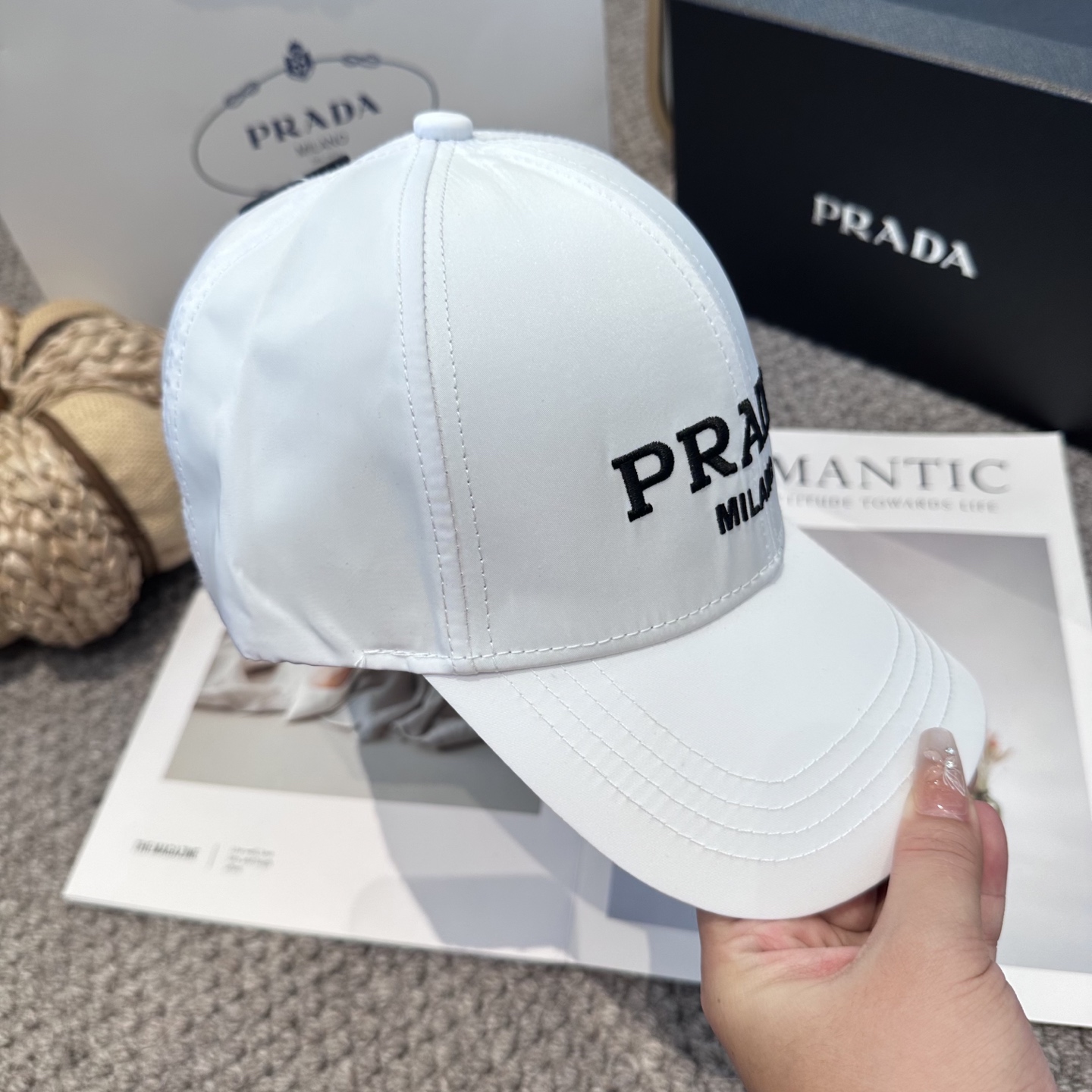  普拉达 刺绣字母棒球帽
设计感超强，让人耳目一新
头型非常好，可以修饰各种头型，实力百搭款