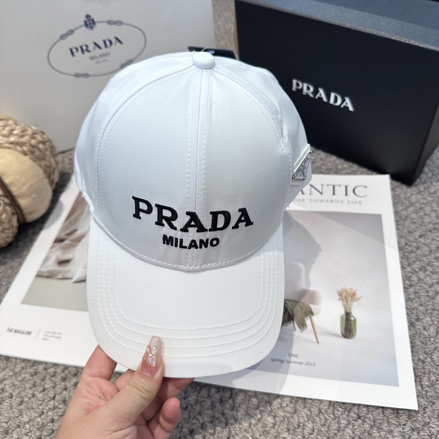  普拉达 刺绣字母棒球帽
设计感超强，让人耳目一新
头型非常好，可以修饰各种头型，实力百搭款