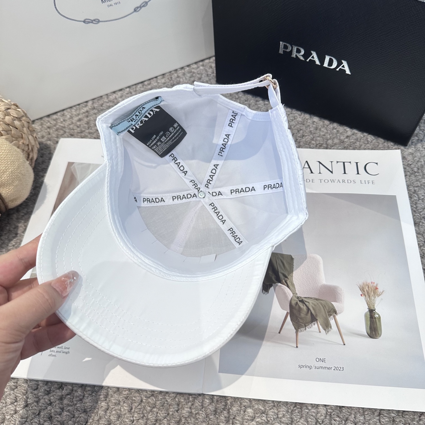  普拉达 刺绣字母棒球帽
设计感超强，让人耳目一新
头型非常好，可以修饰各种头型，实力百搭款