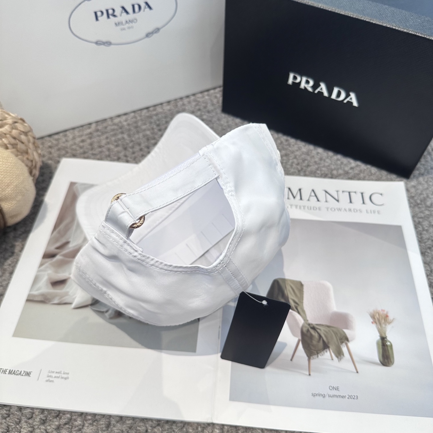  普拉达 刺绣字母棒球帽
设计感超强，让人耳目一新
头型非常好，可以修饰各种头型，实力百搭款