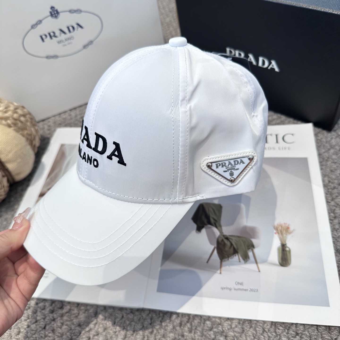  普拉达 刺绣字母棒球帽
设计感超强，让人耳目一新
头型非常好，可以修饰各种头型，实力百搭款