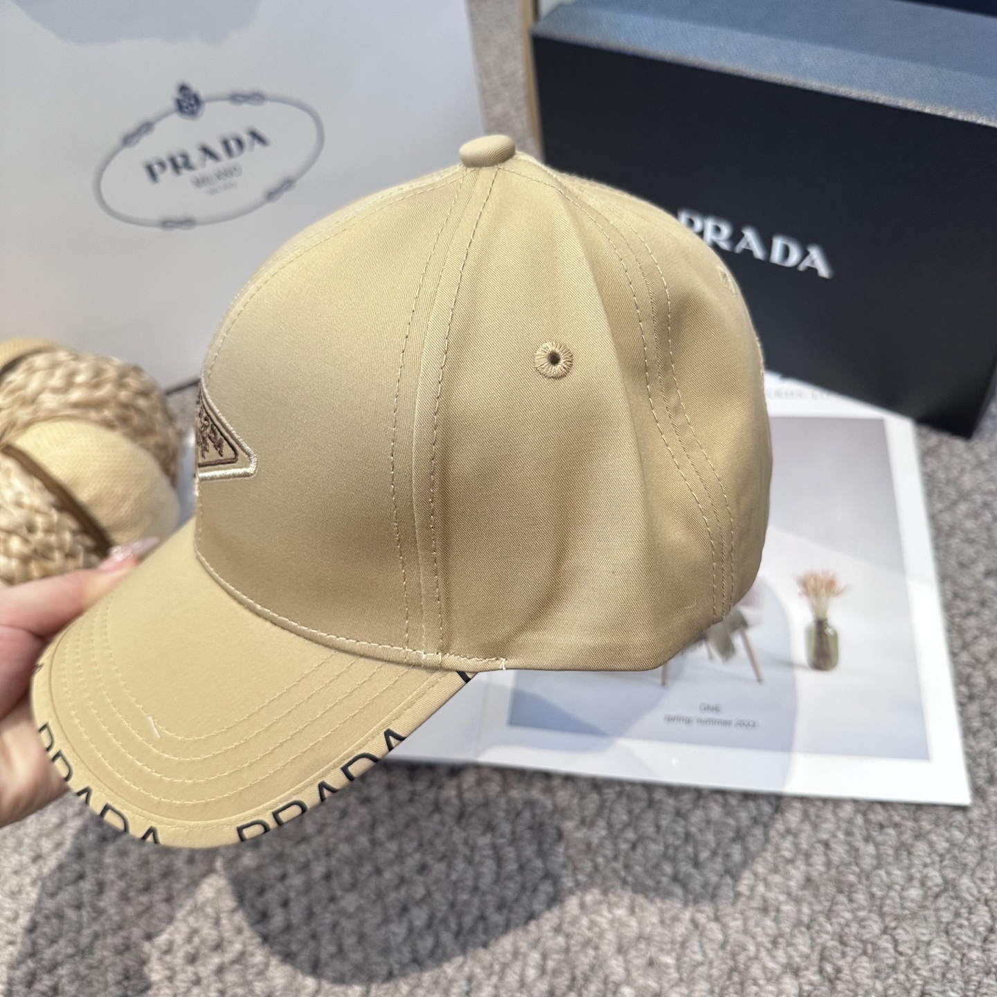  普拉达 经典三角标棒球帽
设计感超强，让人耳目一新
头型非常好，可以修饰各种头型，实力百搭款