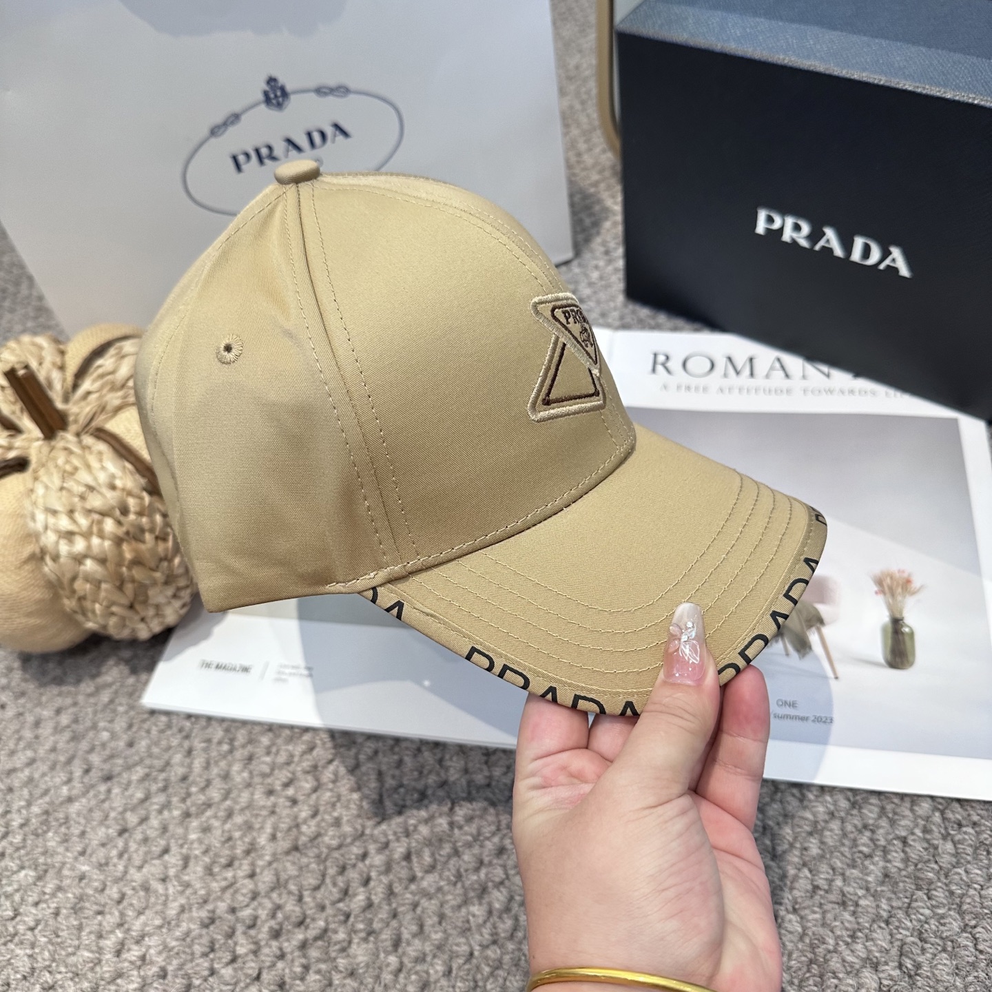  普拉达 经典三角标棒球帽
设计感超强，让人耳目一新
头型非常好，可以修饰各种头型，实力百搭款