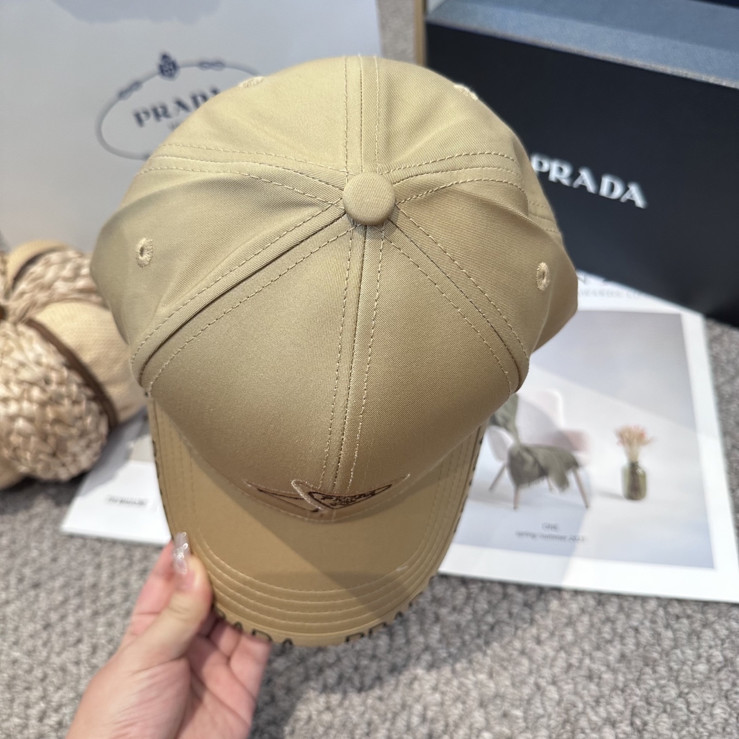  普拉达 经典三角标棒球帽
设计感超强，让人耳目一新
头型非常好，可以修饰各种头型，实力百搭款