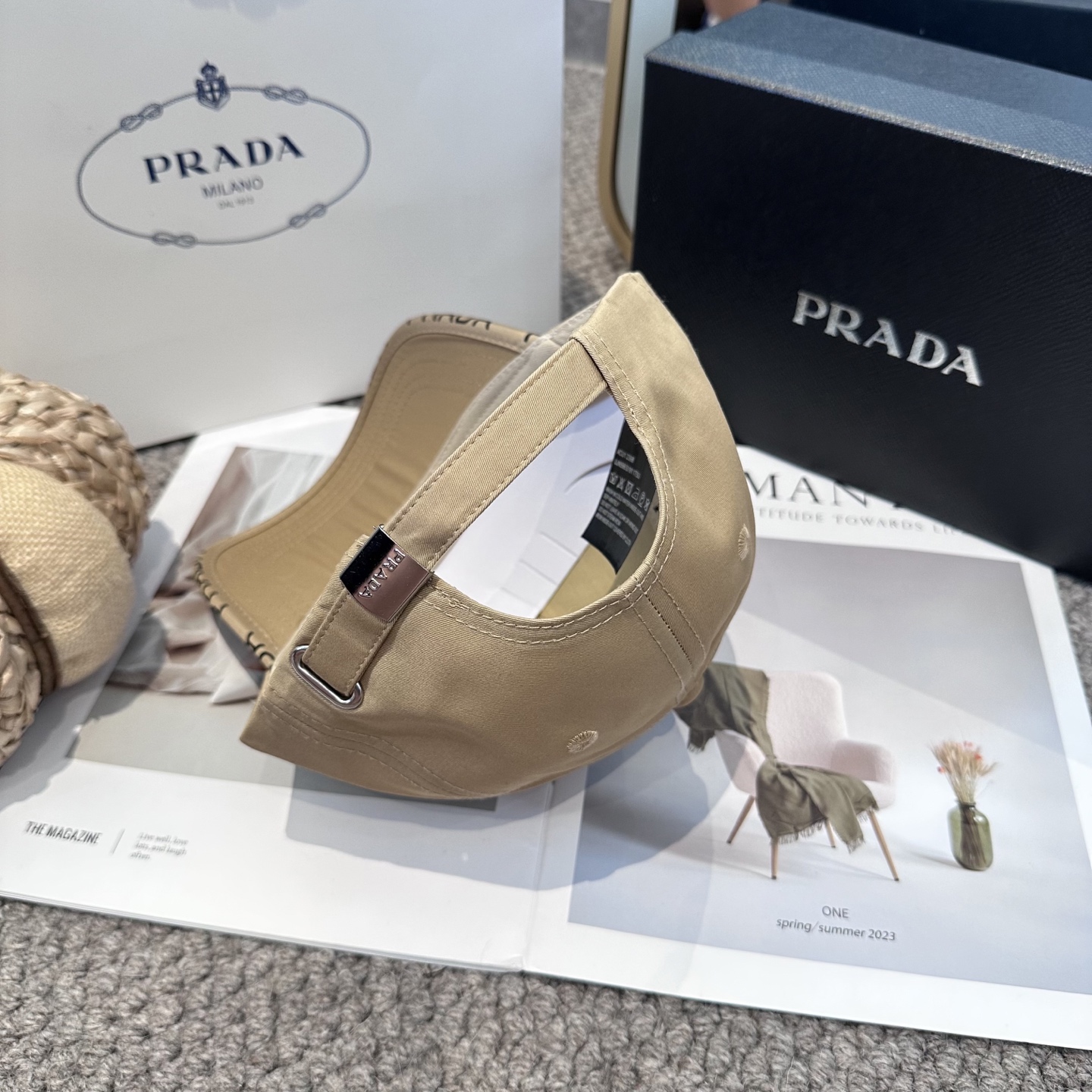  普拉达 经典三角标棒球帽
设计感超强，让人耳目一新
头型非常好，可以修饰各种头型，实力百搭款