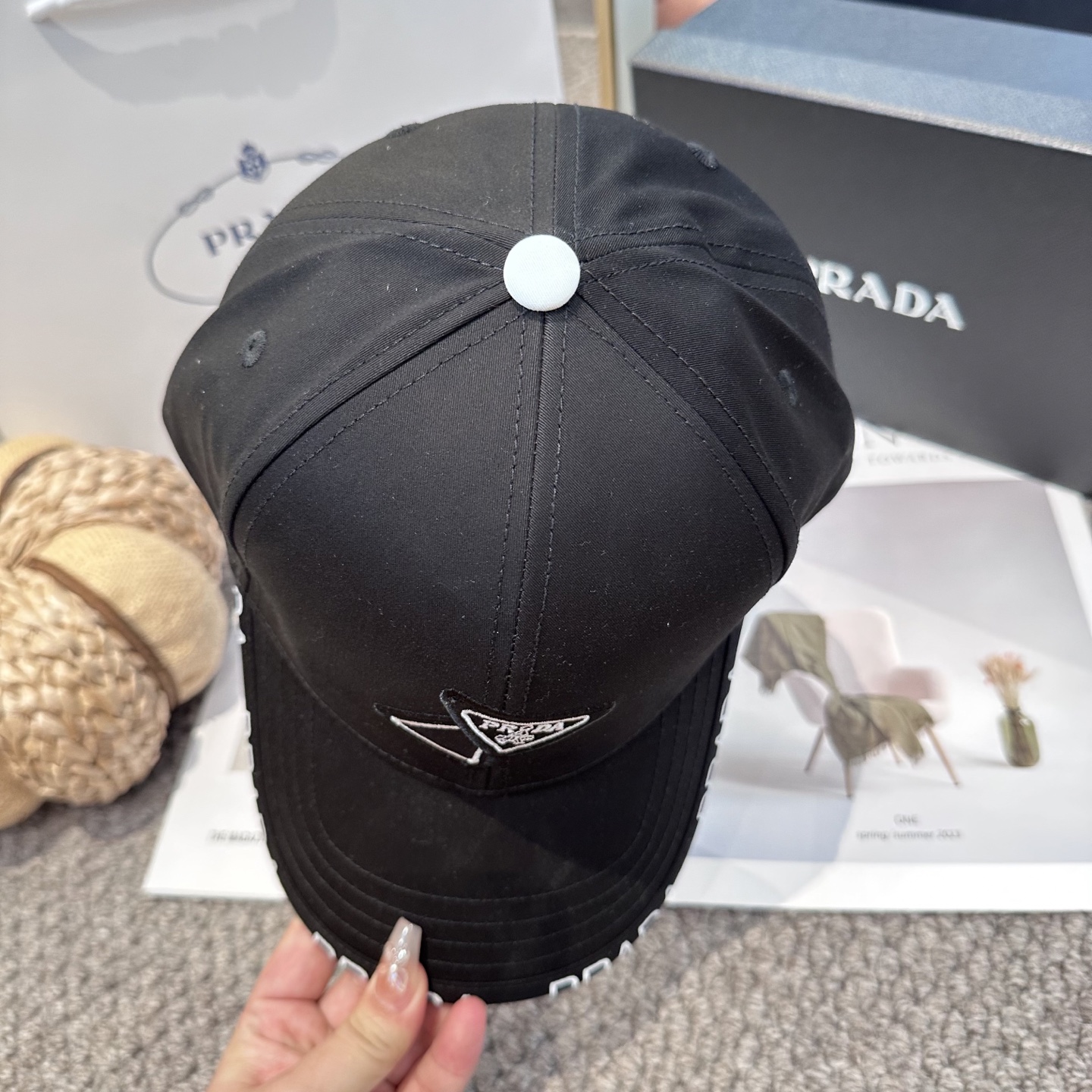  普拉达 经典三角标棒球帽
设计感超强，让人耳目一新
头型非常好，可以修饰各种头型，实力百搭款