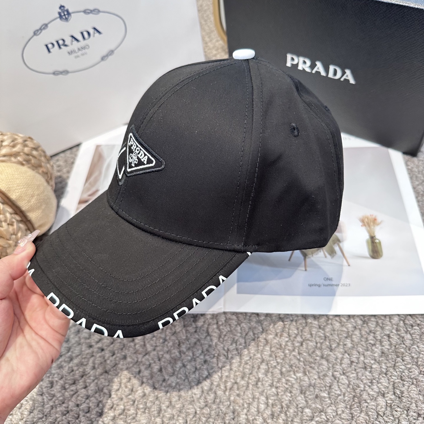  普拉达 经典三角标棒球帽
设计感超强，让人耳目一新
头型非常好，可以修饰各种头型，实力百搭款