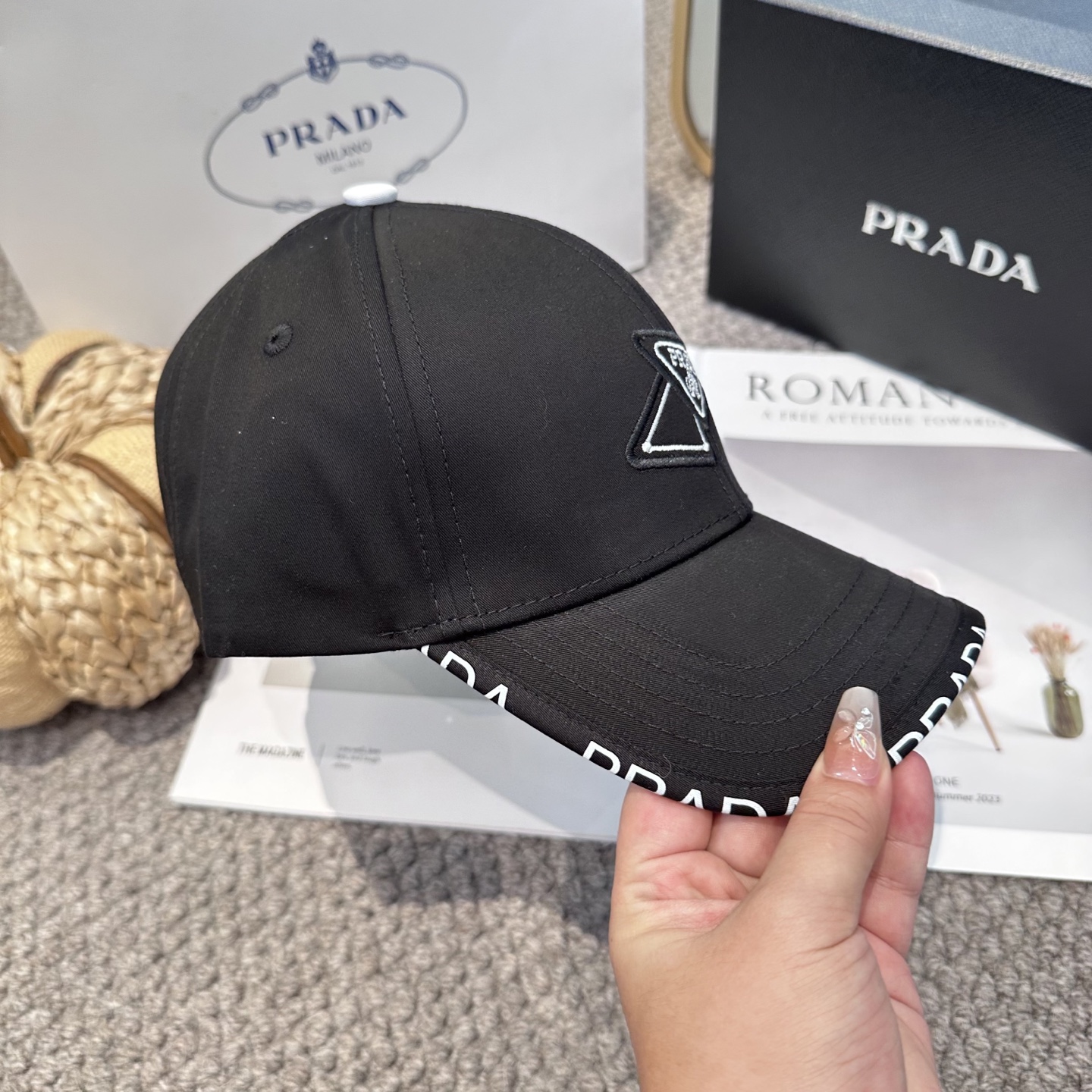  普拉达 经典三角标棒球帽
设计感超强，让人耳目一新
头型非常好，可以修饰各种头型，实力百搭款