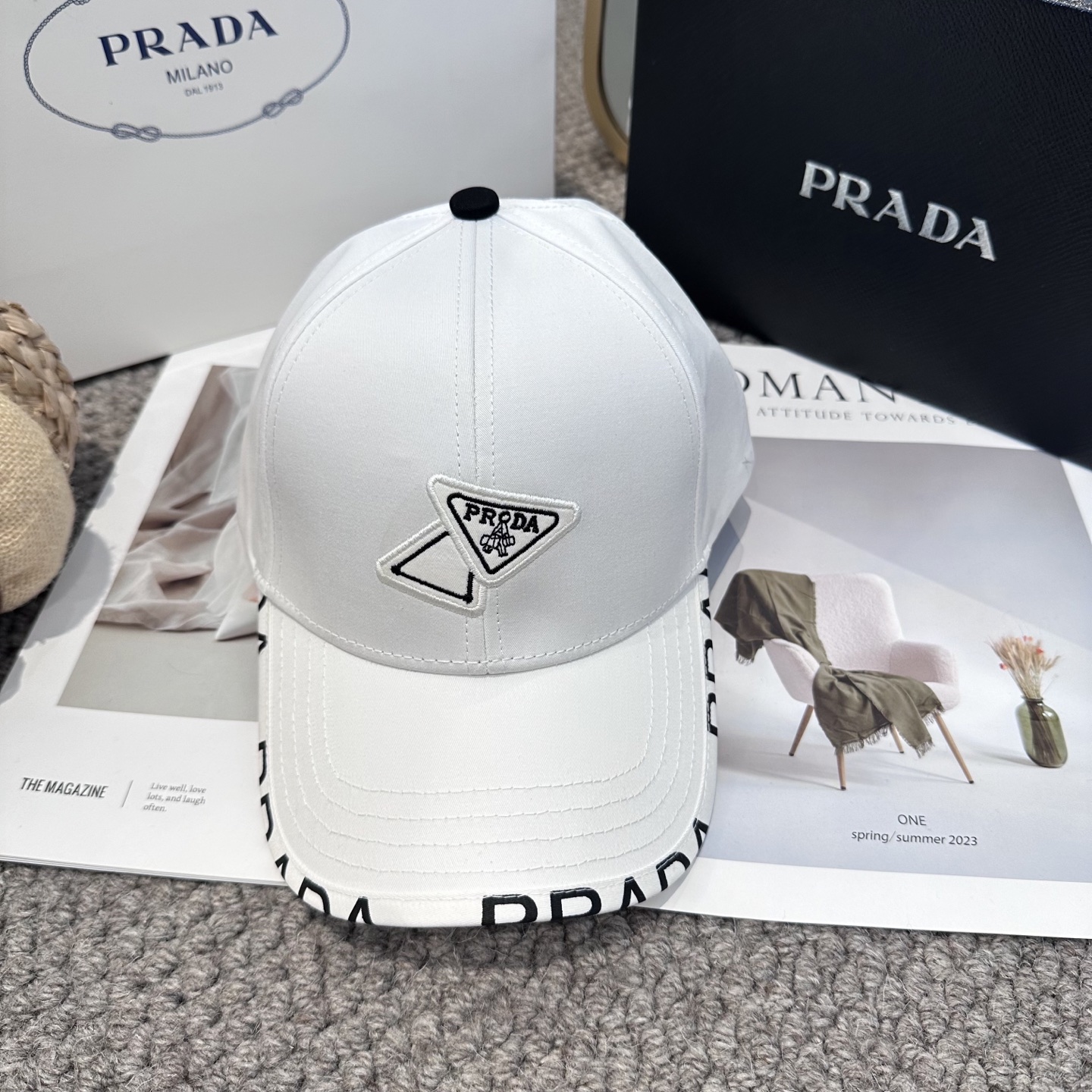  普拉达 经典三角标棒球帽
设计感超强，让人耳目一新
头型非常好，可以修饰各种头型，实力百搭款