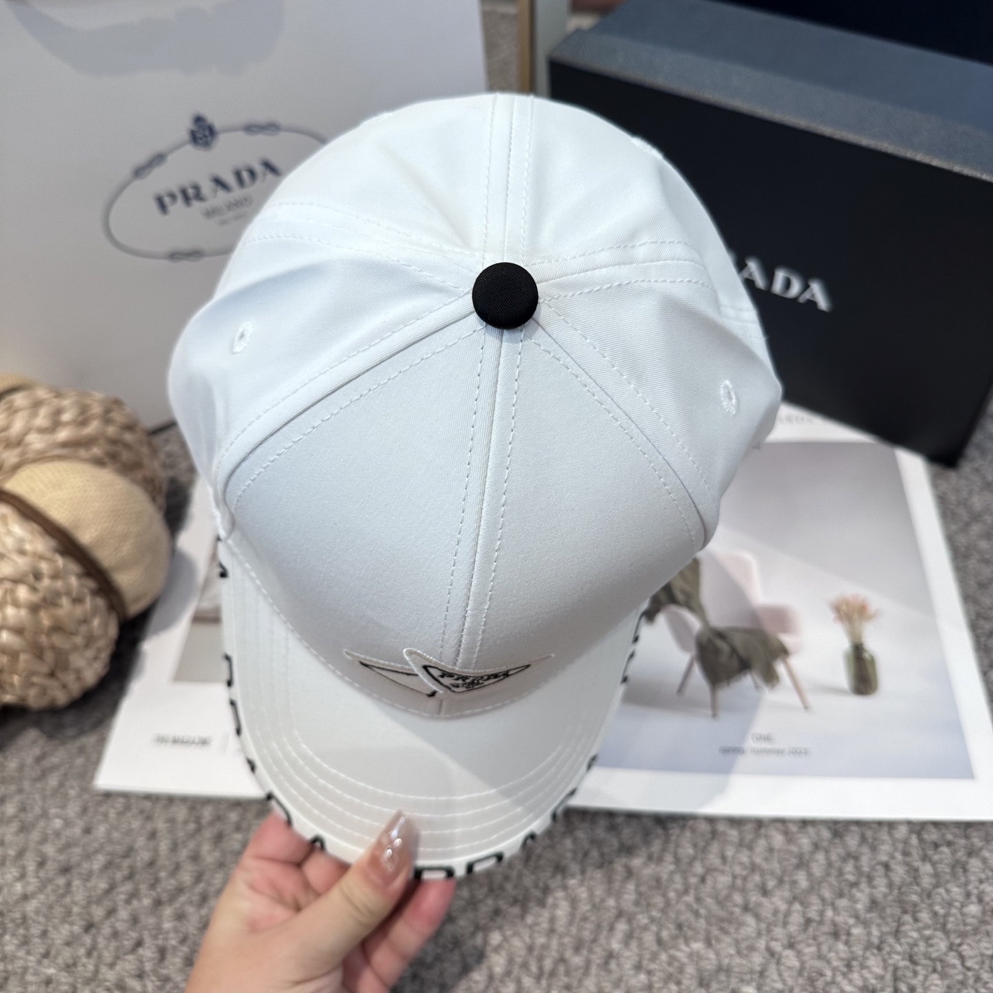  普拉达 经典三角标棒球帽
设计感超强，让人耳目一新
头型非常好，可以修饰各种头型，实力百搭款