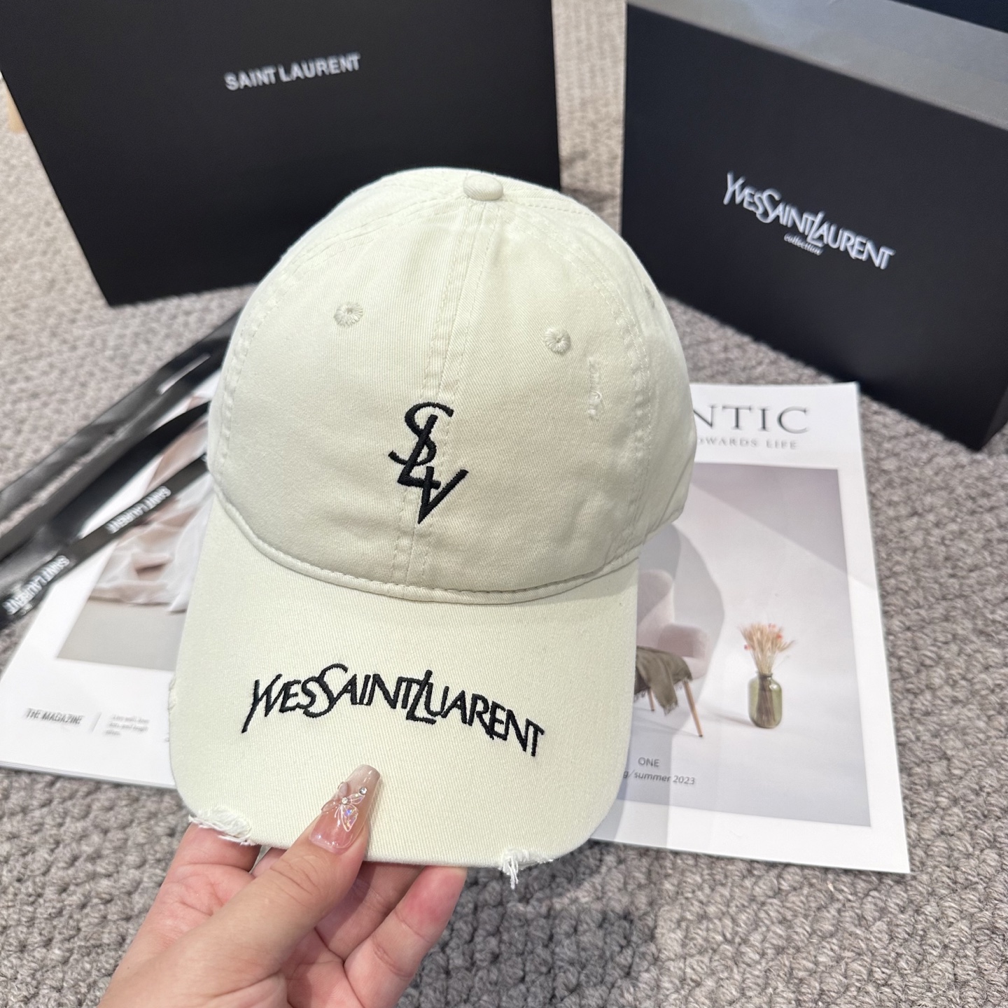  YSL圣罗兰 字母刺绣棒球帽|韩系风
一款简单休闲风的棒球帽
是牛仔的款式 减龄百搭 适配度很高！
简