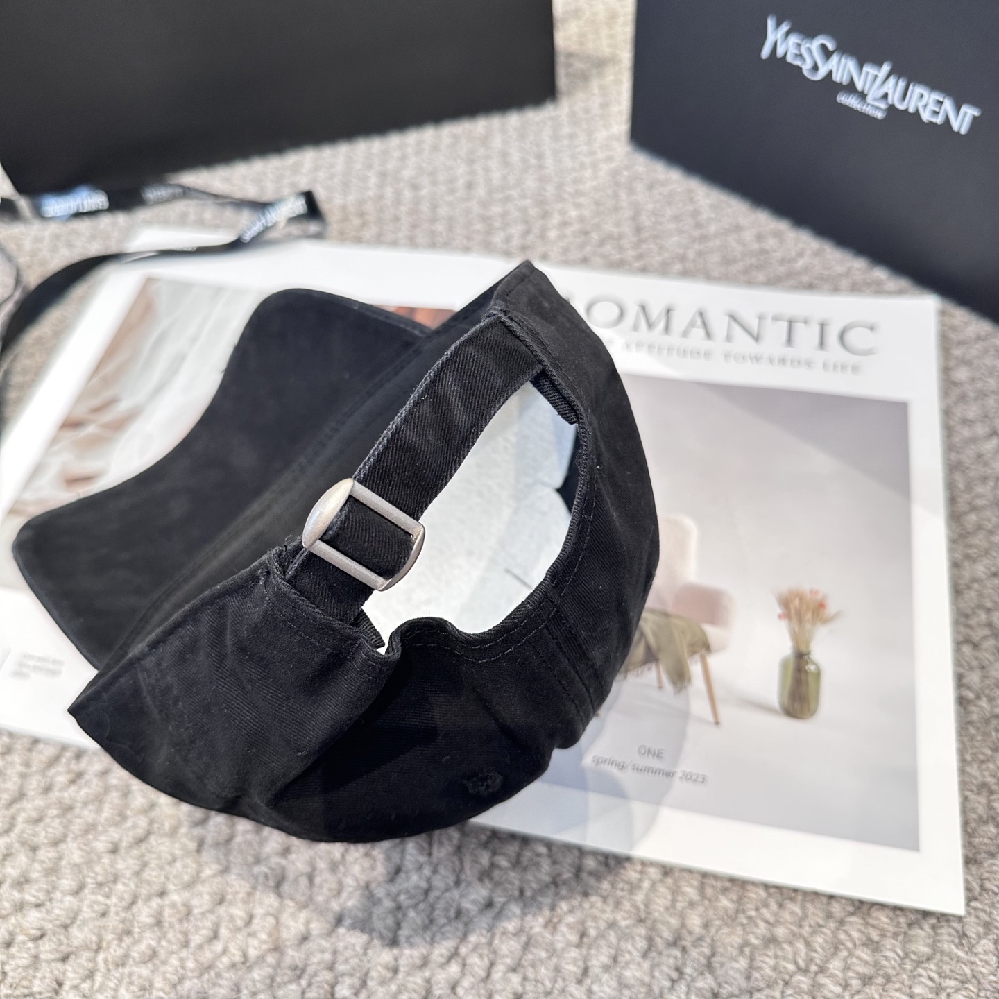 YSL圣罗兰 字母刺绣棒球帽|韩系风
一款简单休闲风的棒球帽
是牛仔的款式 减龄百搭 适配度很高！
简单