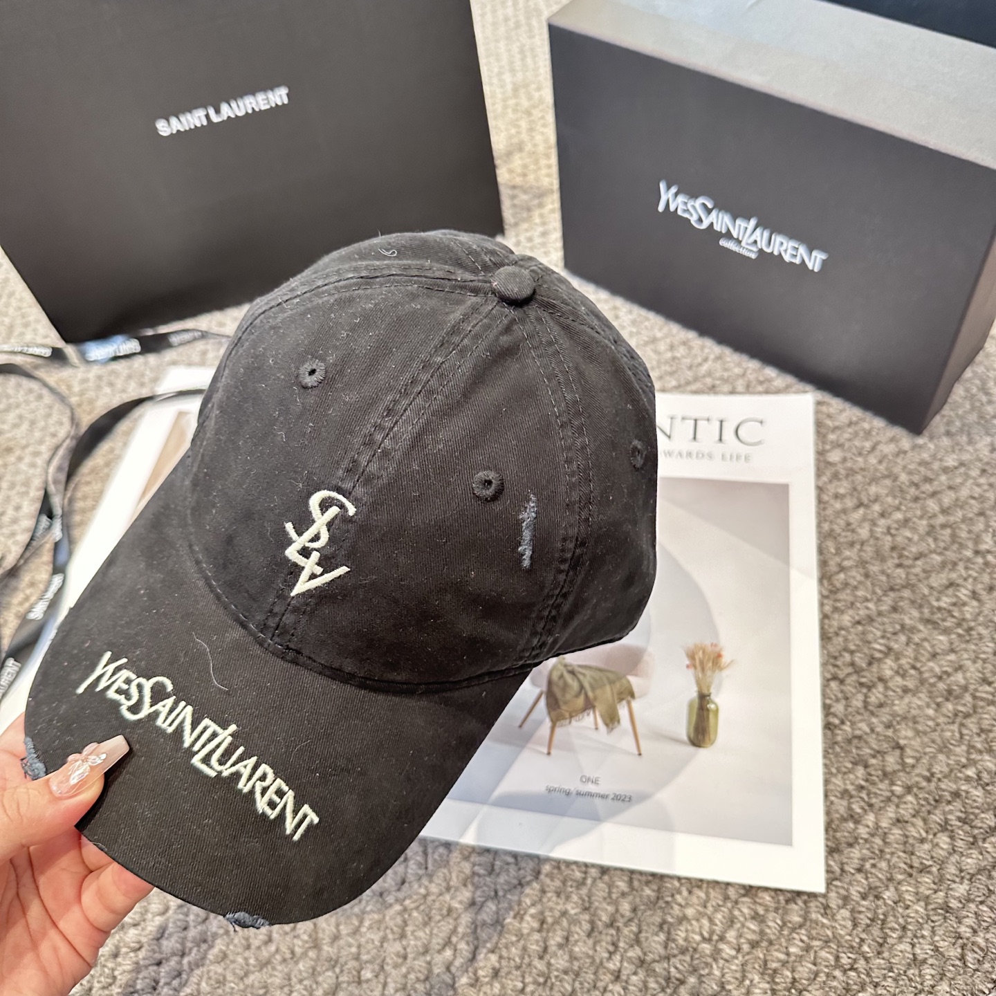 YSL圣罗兰 字母刺绣棒球帽|韩系风
一款简单休闲风的棒球帽
是牛仔的款式 减龄百搭 适配度很高！
简单