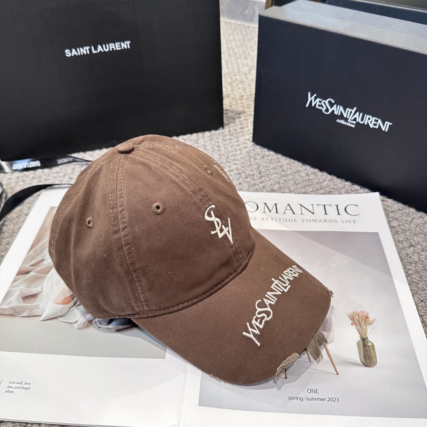  YSL圣罗兰 字母刺绣棒球帽|韩系风
一款简单休闲风的棒球帽
是牛仔的款式 减龄百搭 适配度很高！
简