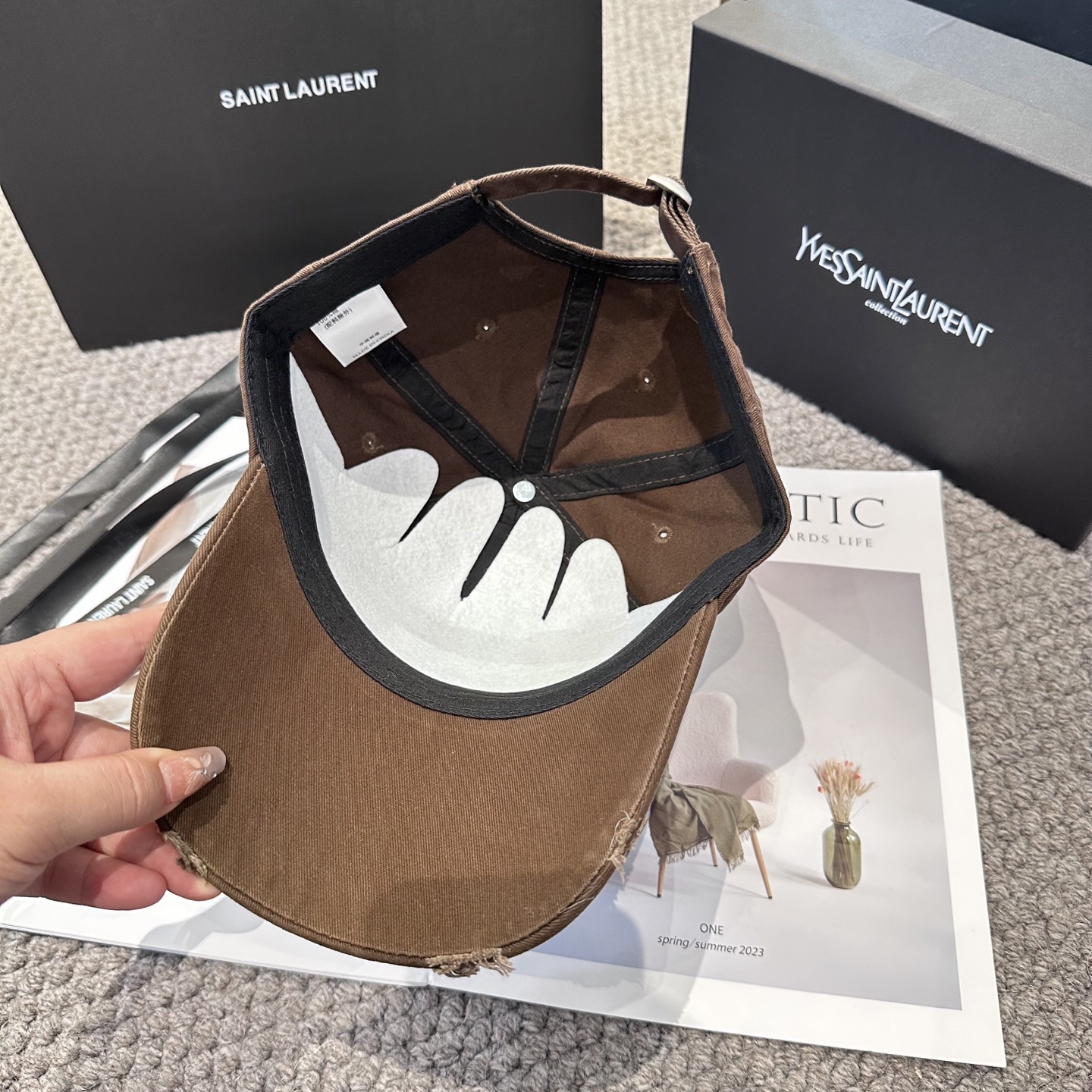  YSL圣罗兰 字母刺绣棒球帽|韩系风
一款简单休闲风的棒球帽
是牛仔的款式 减龄百搭 适配度很高！
简