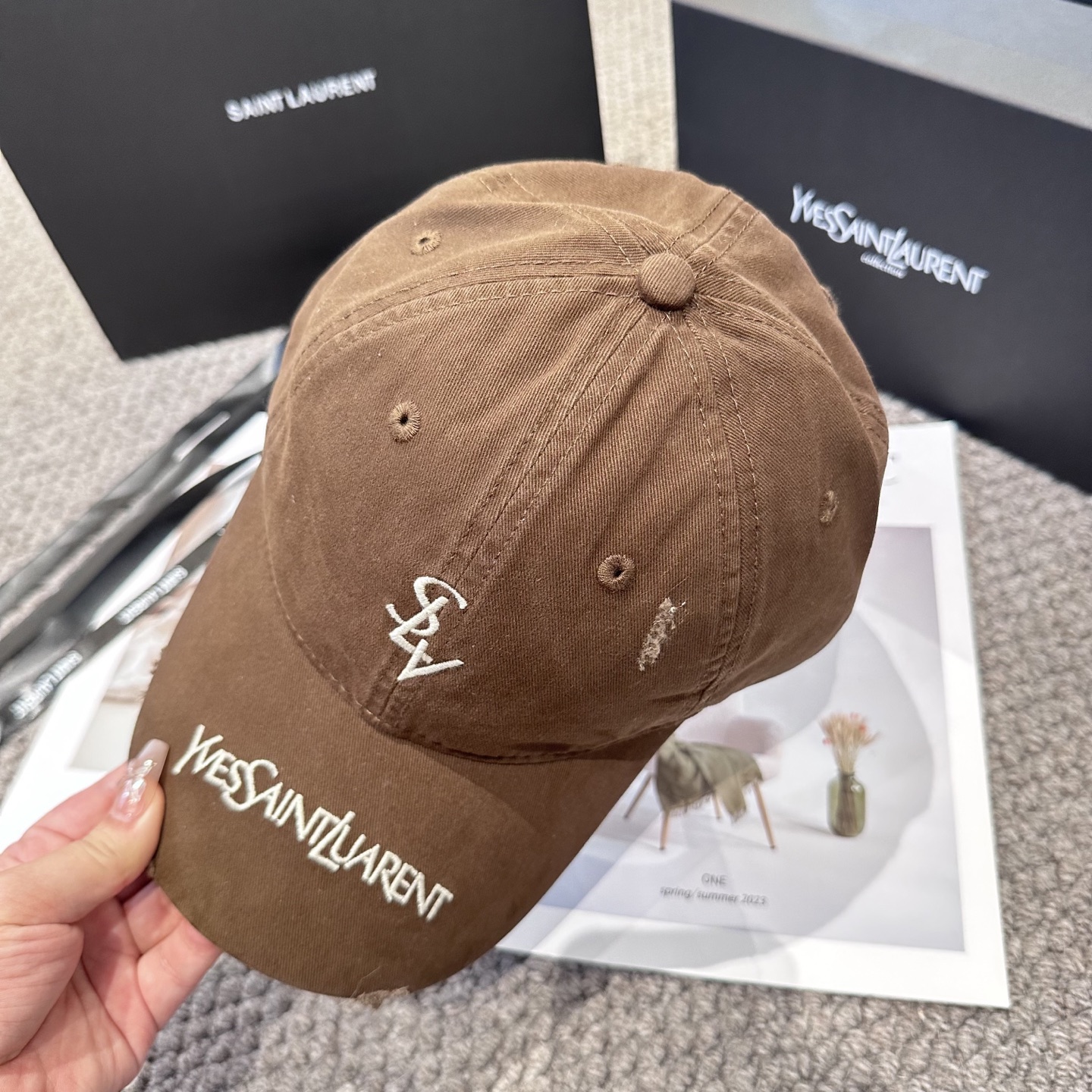  YSL圣罗兰 字母刺绣棒球帽|韩系风
一款简单休闲风的棒球帽
是牛仔的款式 减龄百搭 适配度很高！
简