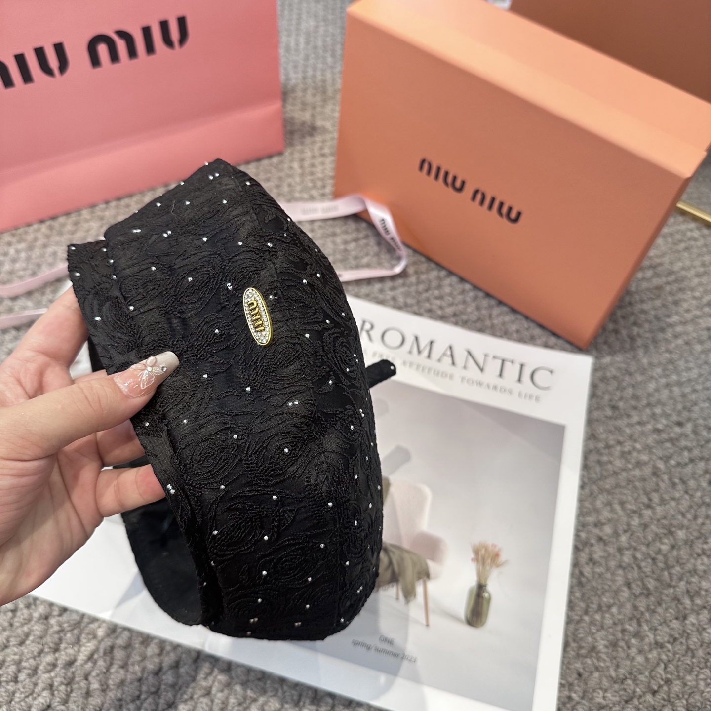  缪缪miumiu字母水钻贝雷帽女春秋款钩针定型画家帽薄款帽子显脸小