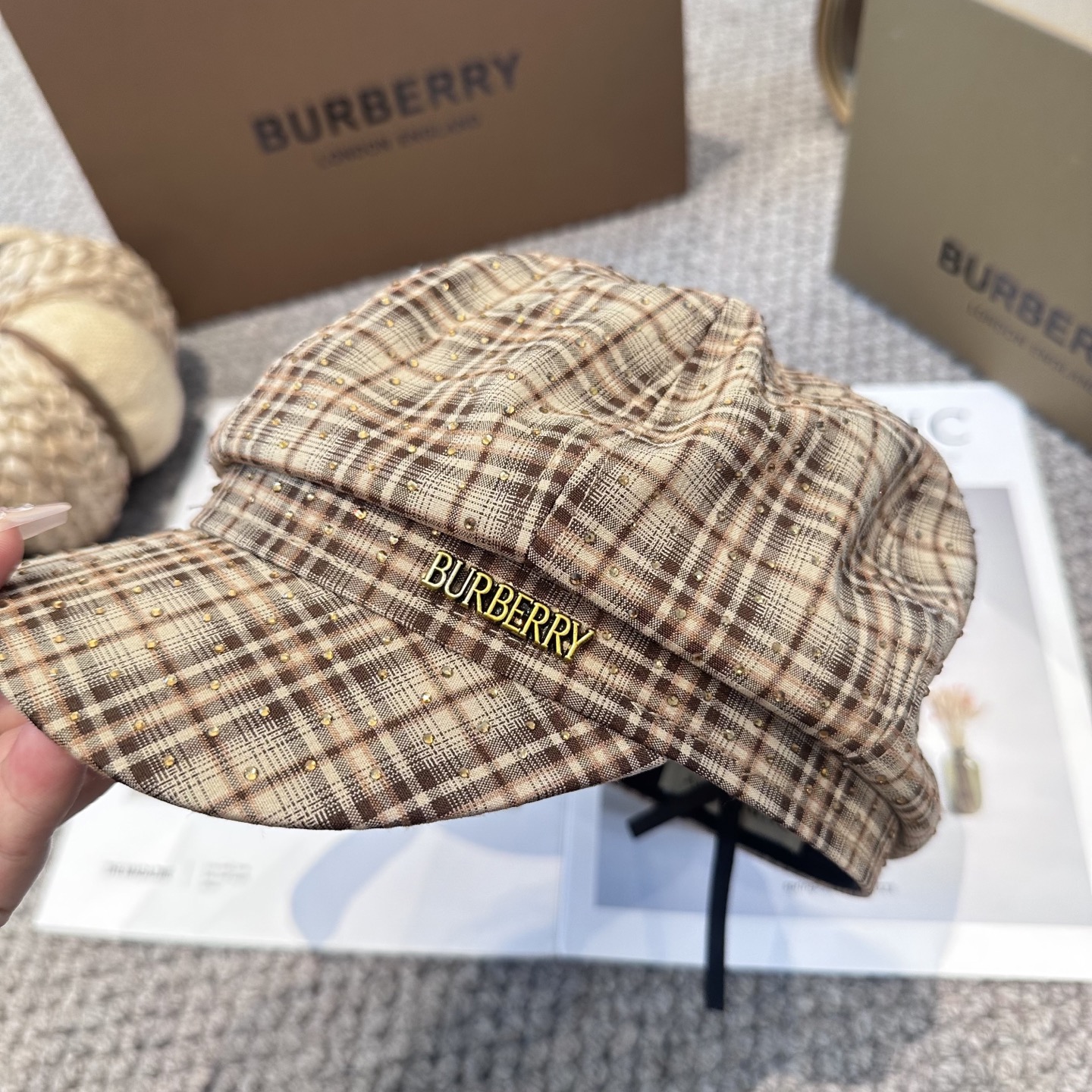  BURBERRY（巴宝莉）新款格纹八角帽。大牌高级十感足！简约尚时风，男女同款！高质品，尊享品质感！