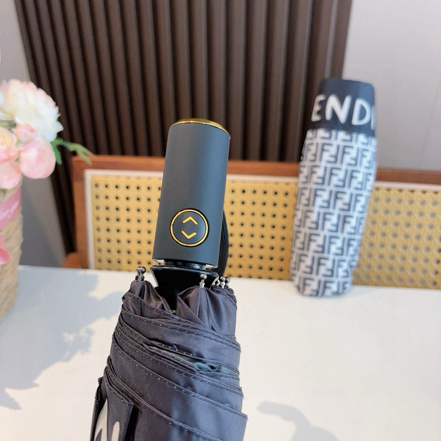  FENDI（芬迪）三折自动折叠晴雨伞 年度最新火爆单品  原单代工级品质 第一代210T碰击布防嗮拒水