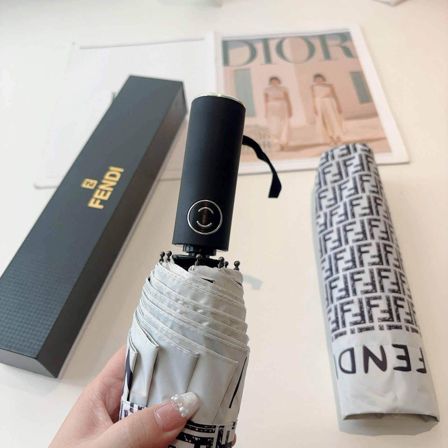  FENDI（芬迪）三折自动折叠晴雨伞 年度最新火爆单品  原单代工级品质 第一代210T碰击布防嗮拒水