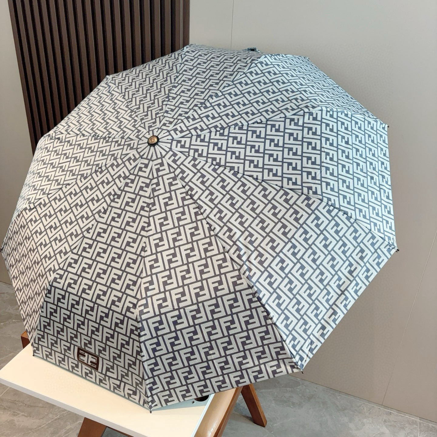 FENDI（芬迪）三折自动折叠晴雨伞 年度最新火爆单品  原单代工级品质 第一代210T碰击布防嗮拒水