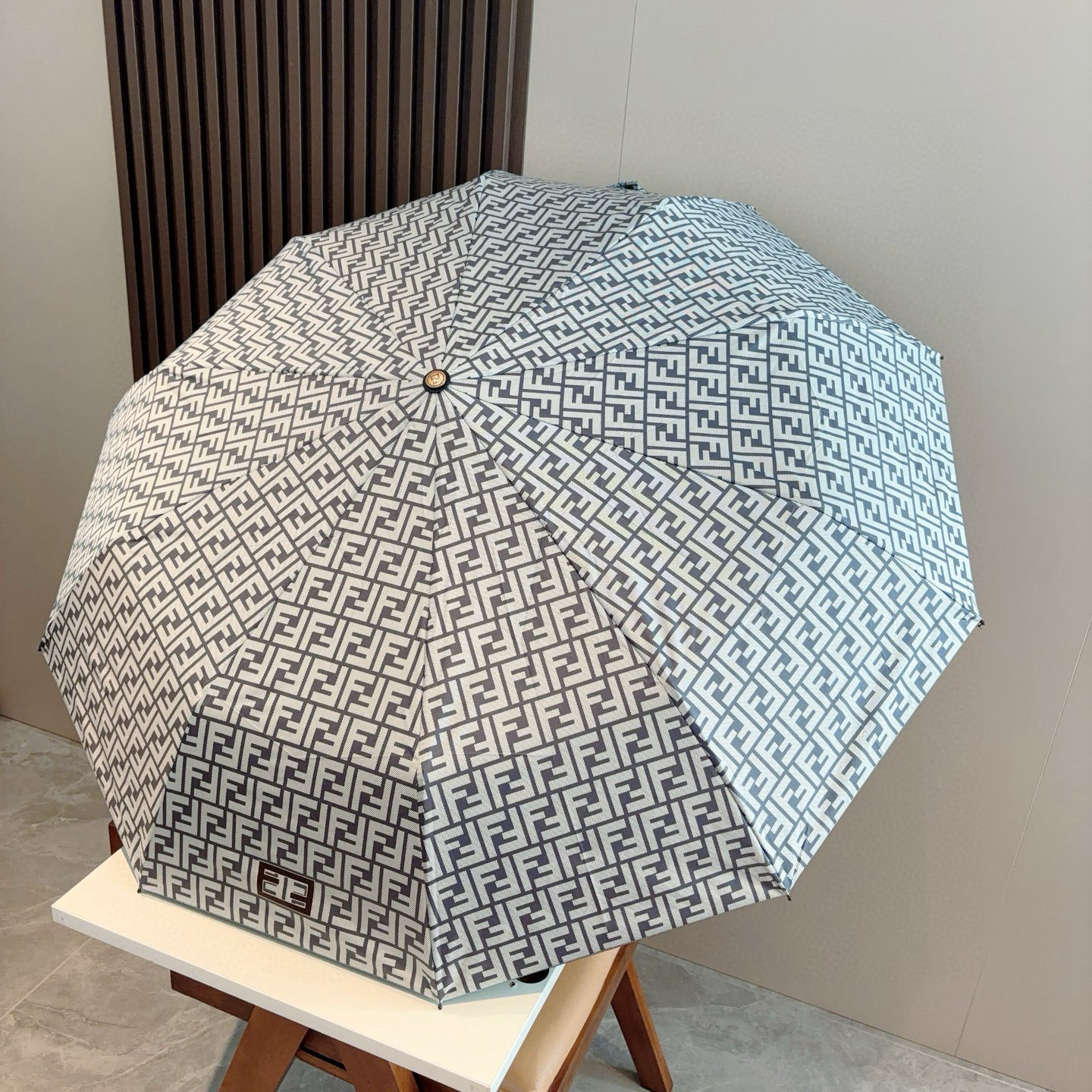  FENDI（芬迪）三折自动折叠晴雨伞 年度最新火爆单品  原单代工级品质 第一代210T碰击布防嗮拒水