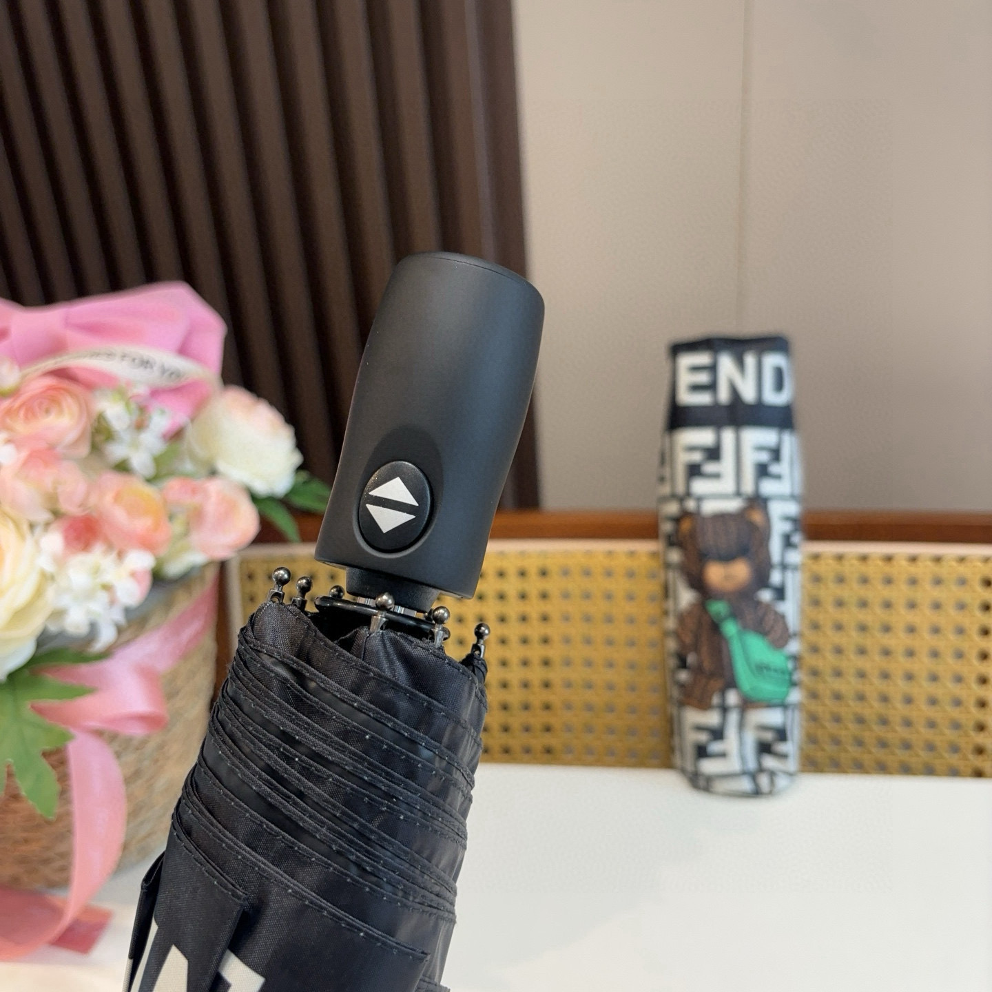 FENDI（芬迪）三折自动折叠晴雨伞 年度最新火爆单品  原单代工级品质 第一代210T碰击布防嗮拒水