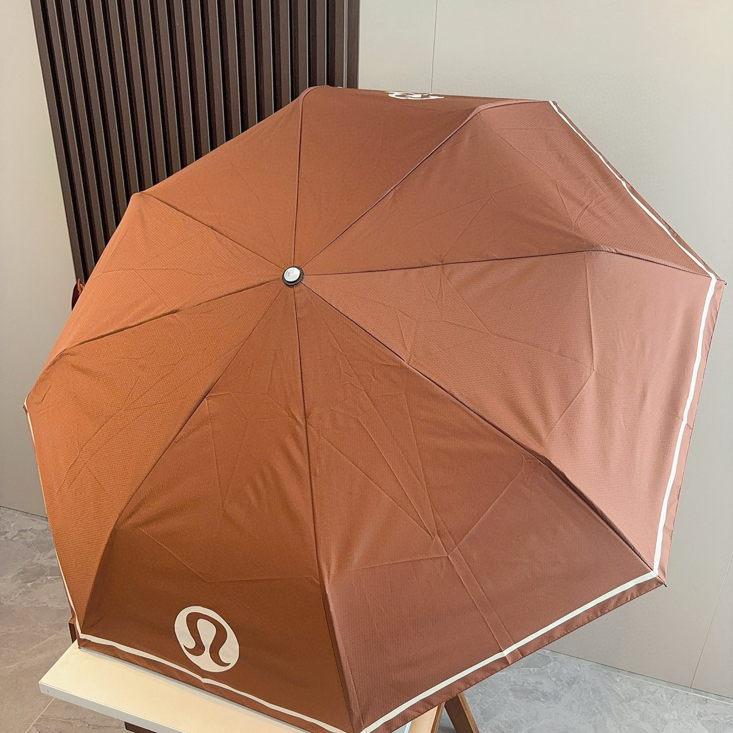  LULULEMON 三折自动折叠晴雨伞 灵魂LOGO为一体的设计风格高雅奢华 带在身上带来独特视觉效果