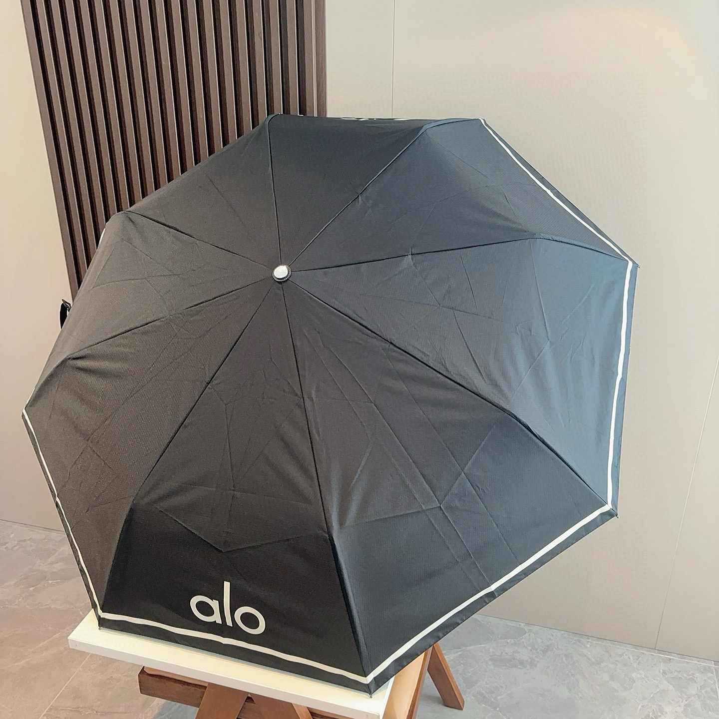  ALO  三折自动折叠晴雨伞 灵魂LOGO为一体的设计风格高雅奢华 带在身上带来独特视觉效果  为伞而